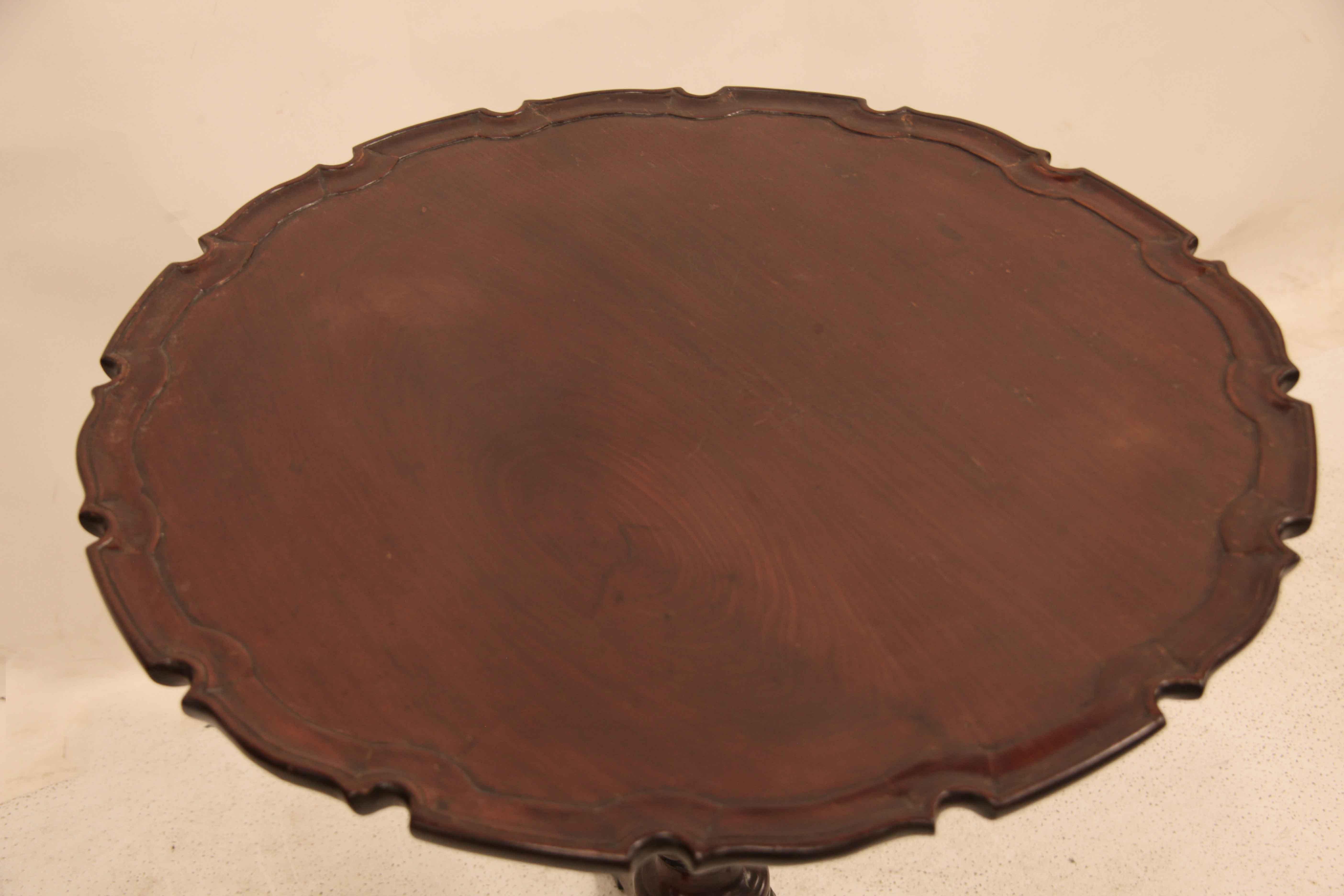 Table Chippendale à plateau basculant en croûte de tarte,  le plateau d'une seule planche a une couleur et une patine magnifiques, un fabuleux grain tourbillonnant et un bord en 
