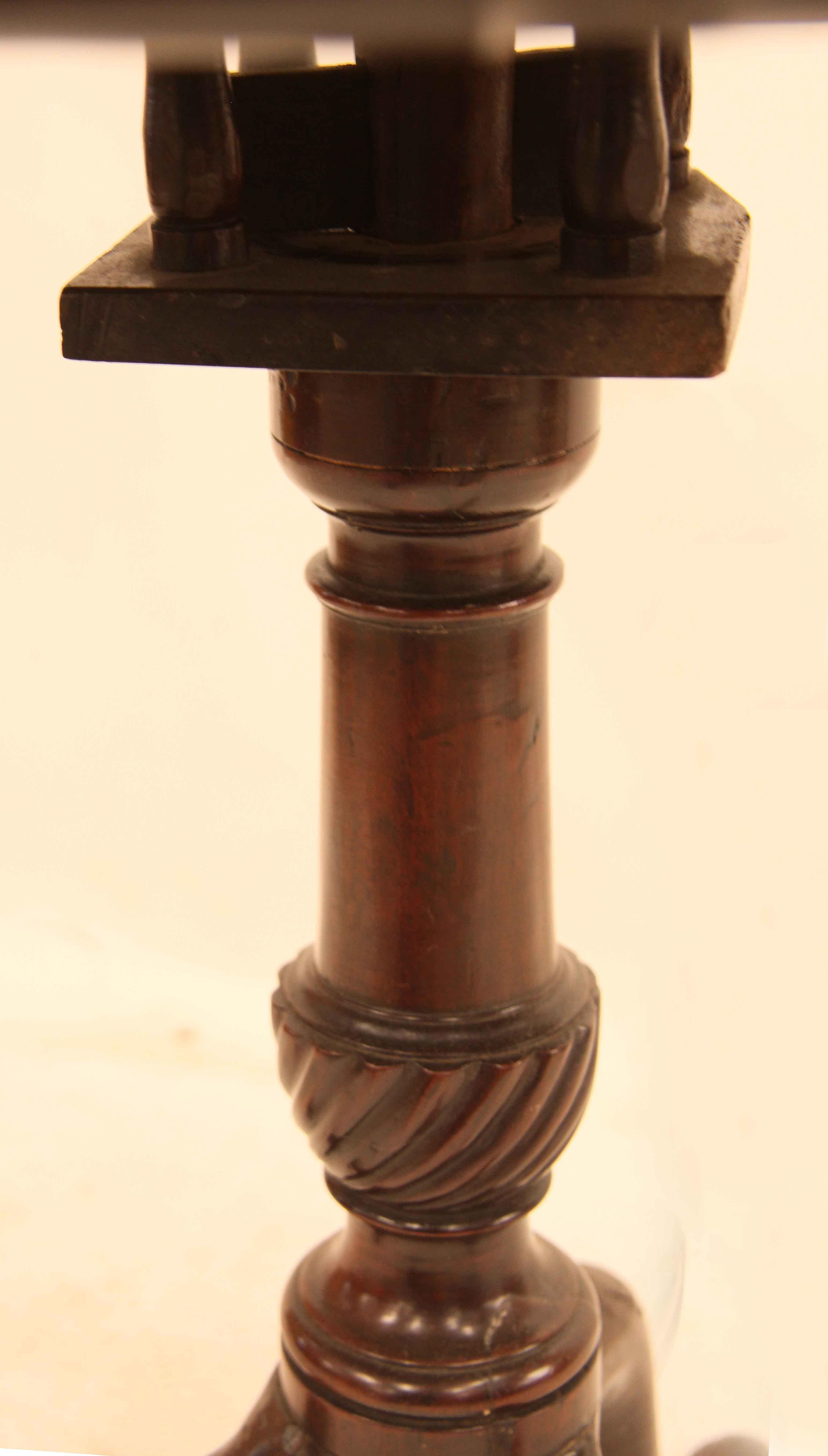 Sculpté à la main Table Chippendale à plateau basculant en forme de croûte de tarte en vente