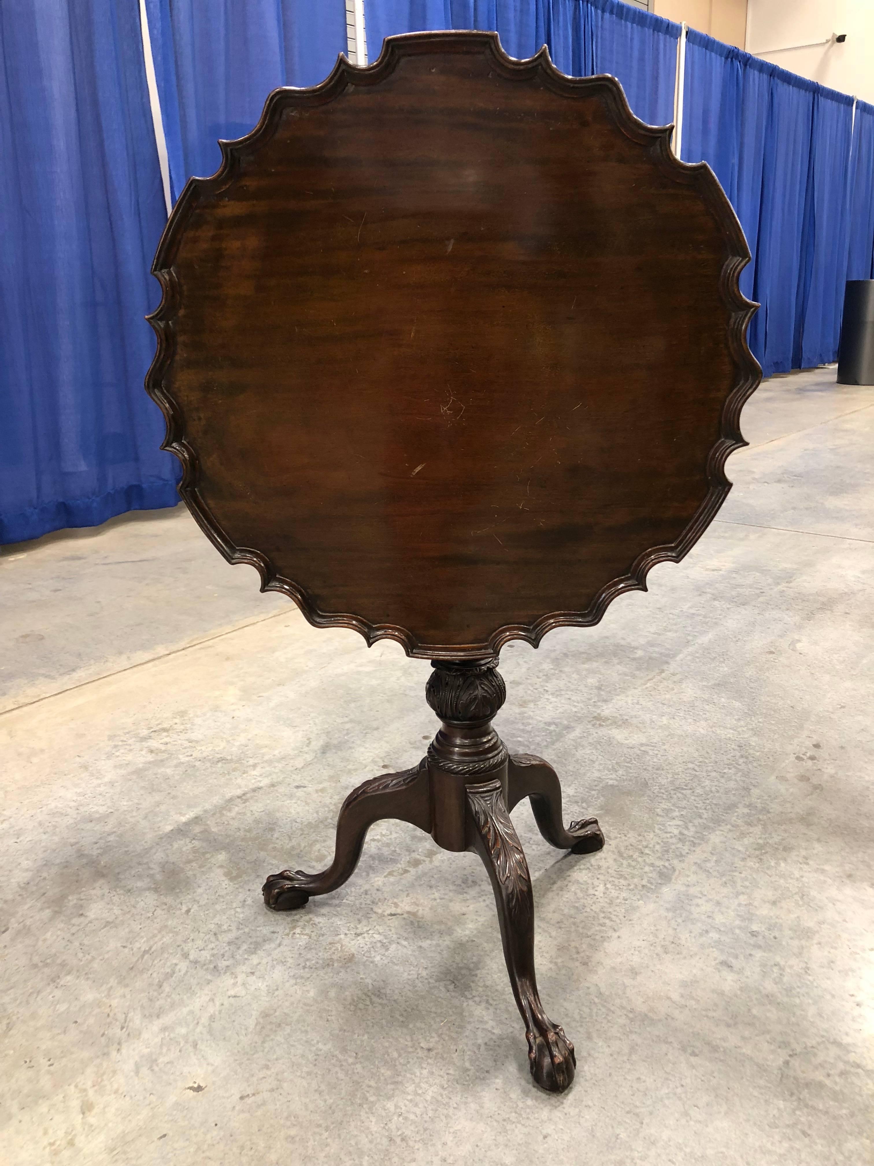 Chippendale Pie Crust Tilt-Top Table with Carved Urn and Fluted Shaft In Excellent Condition For Sale In Allentown, PA