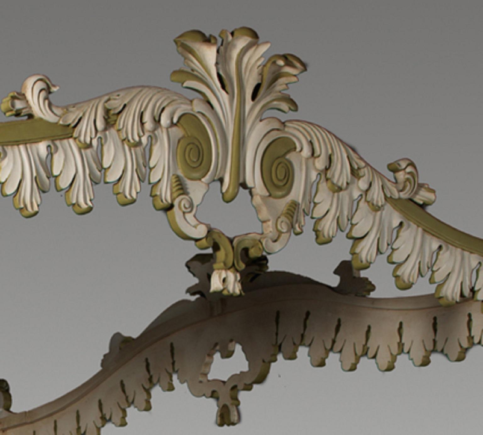 Un raffinato letto a baldacchino di design Chippendale, con binari del baldacchino a volute serpentine e fogliame, sostenuto da montanti intagliati e torniti a fogliame. Sono disponibili taglie su misura, adattamenti del design e finiture. Si prega