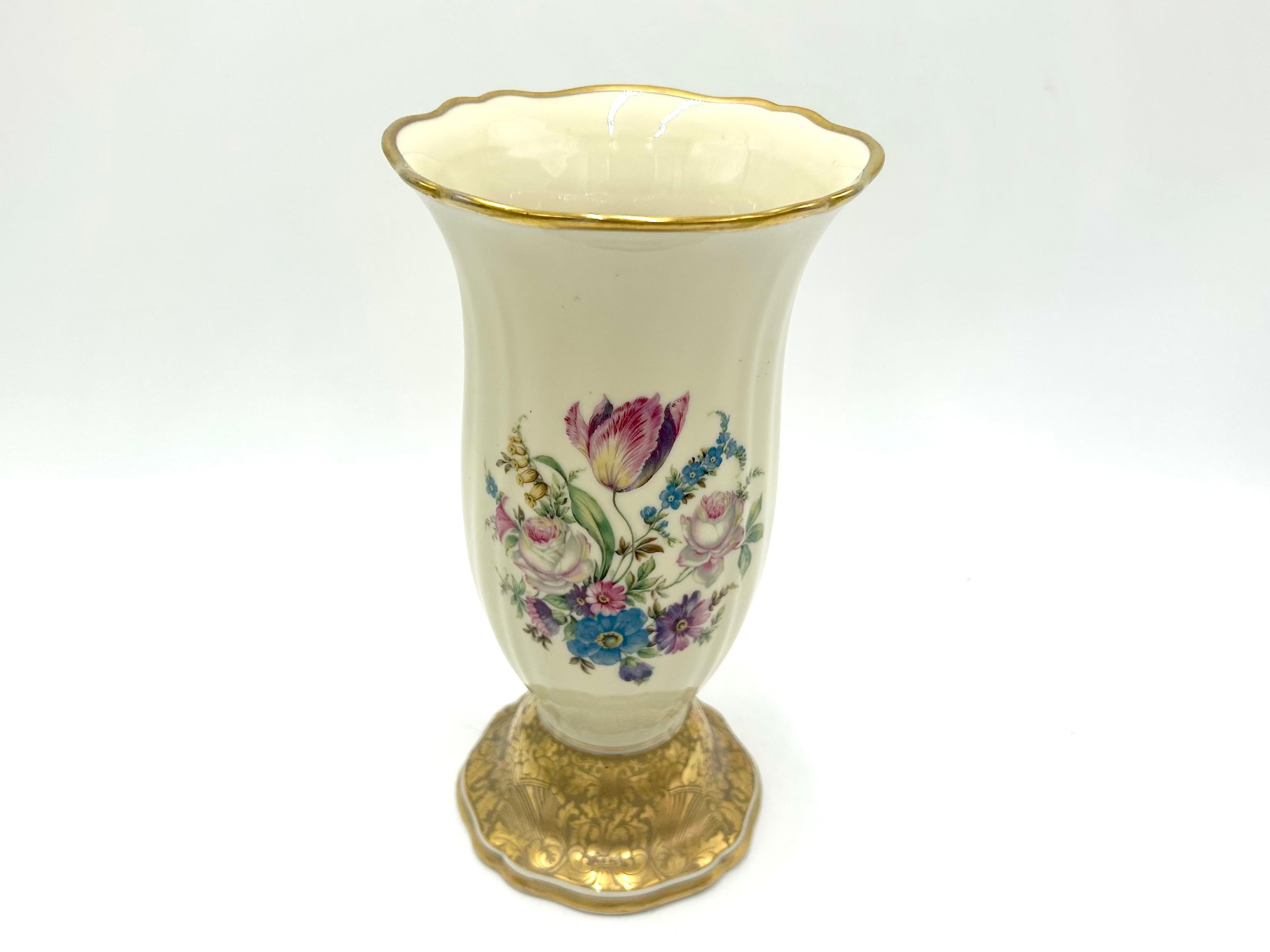 Porcelain vase made of ecru porcelain, decorated with gilding and a bouquet of flowers. Produced in Germany by the renowned Rosenthal label, Chippendale series. Marked with the mark used in 1942. Very good condition, no damage.
Measures: Height: