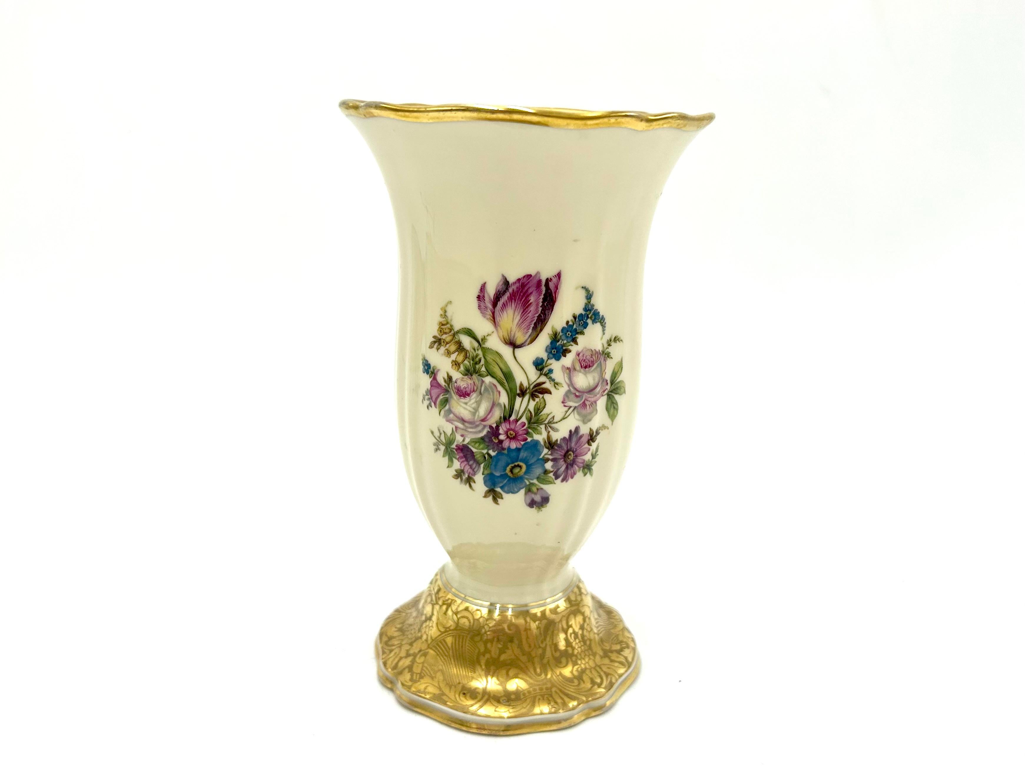 Porcelain vase made of ecru porcelain, decorated with gilding and a bouquet of flowers. Produced in Germany by the renowned Rosenthal label, Chippendale series. Marked with the mark used in 1942. Very good condition, no damage.
Height: