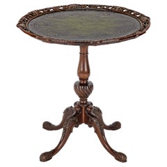 Table Chippendale en noyer sculpté avec plateau en cuir, fin du 19e siècle (Victorien, Tripode)