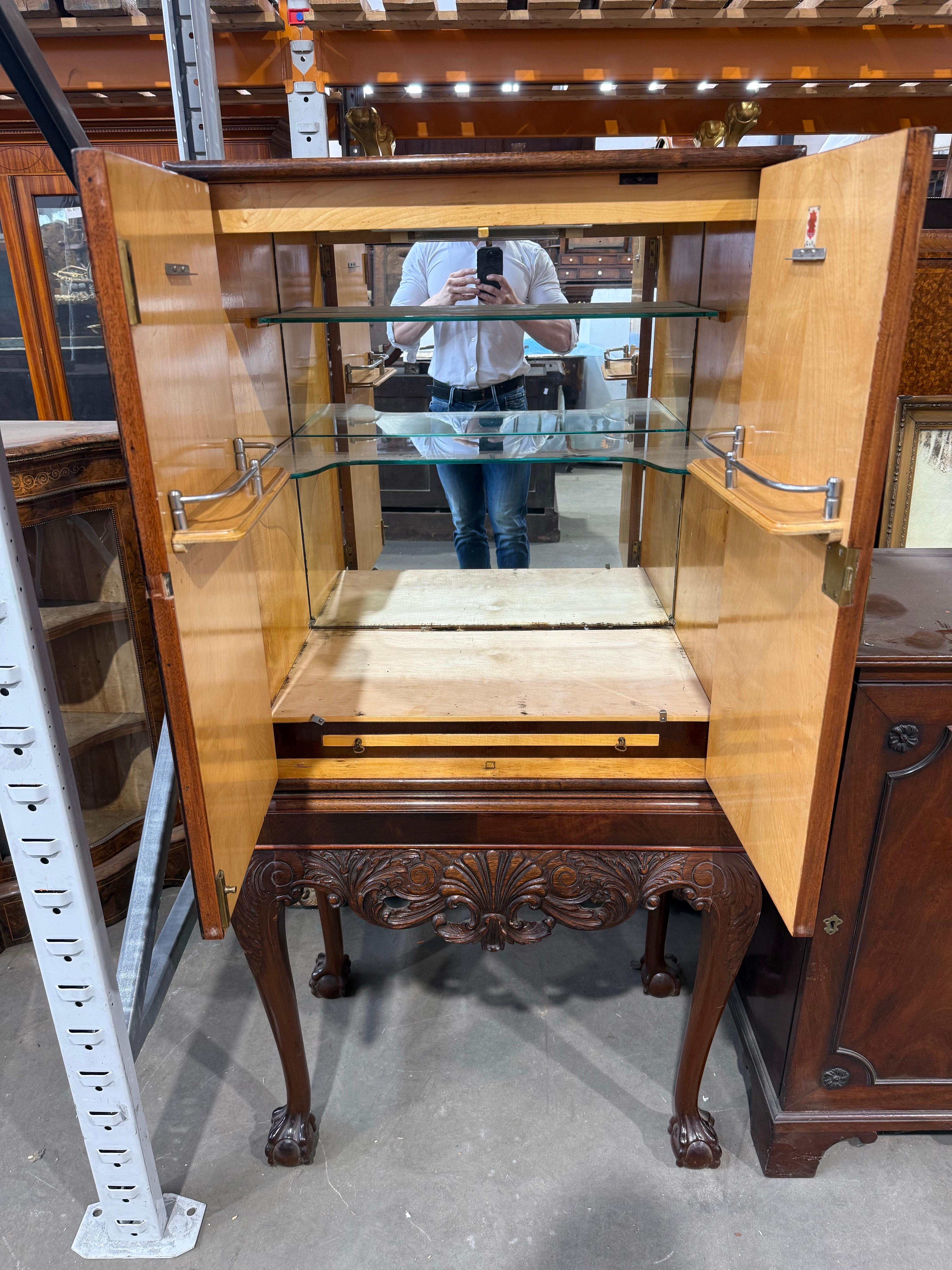 Europeo Vetrinetta Chippendale Revival di Gold Feather Products in vendita