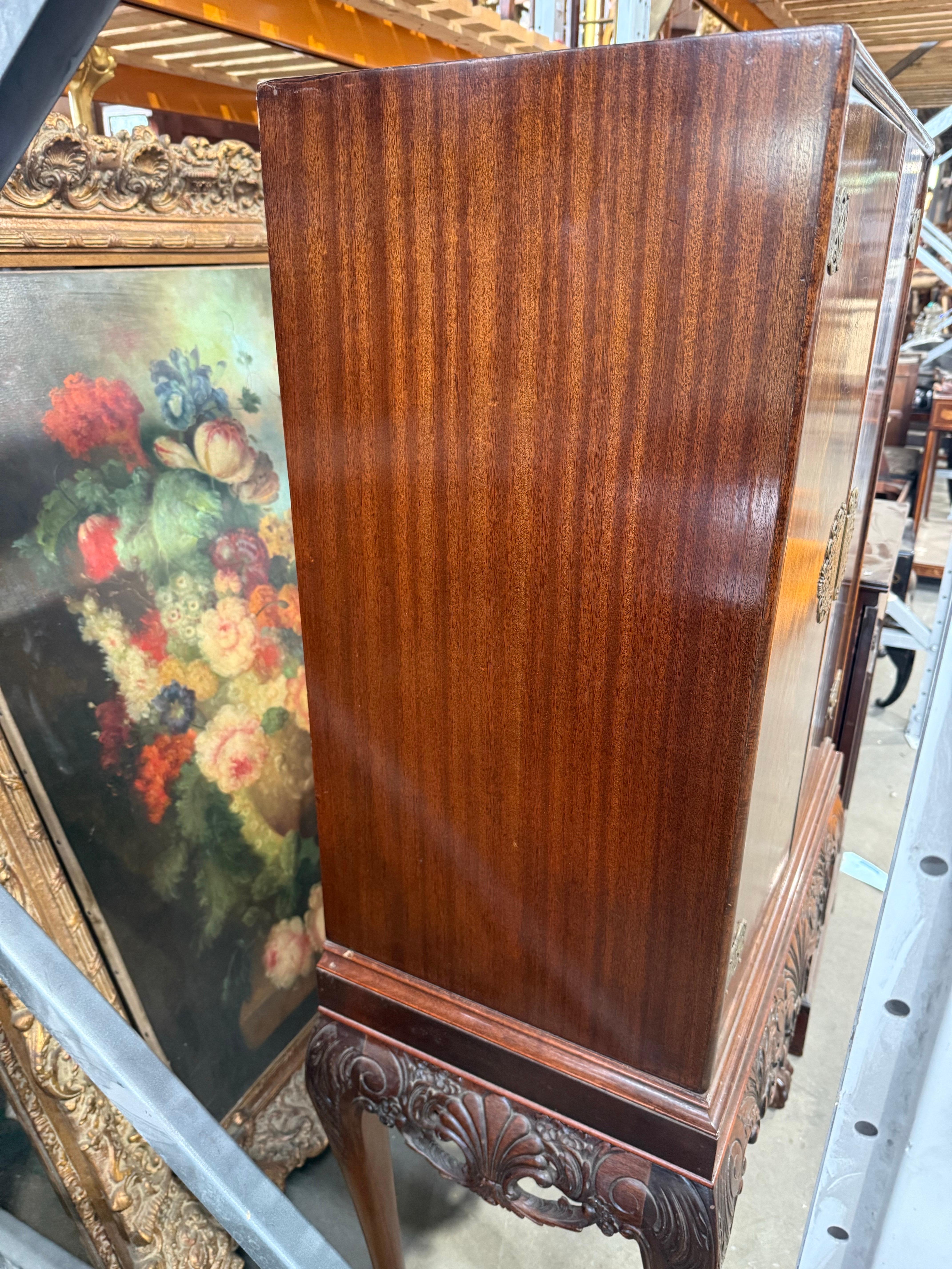 Intagliato a mano Vetrinetta Chippendale Revival di Gold Feather Products in vendita