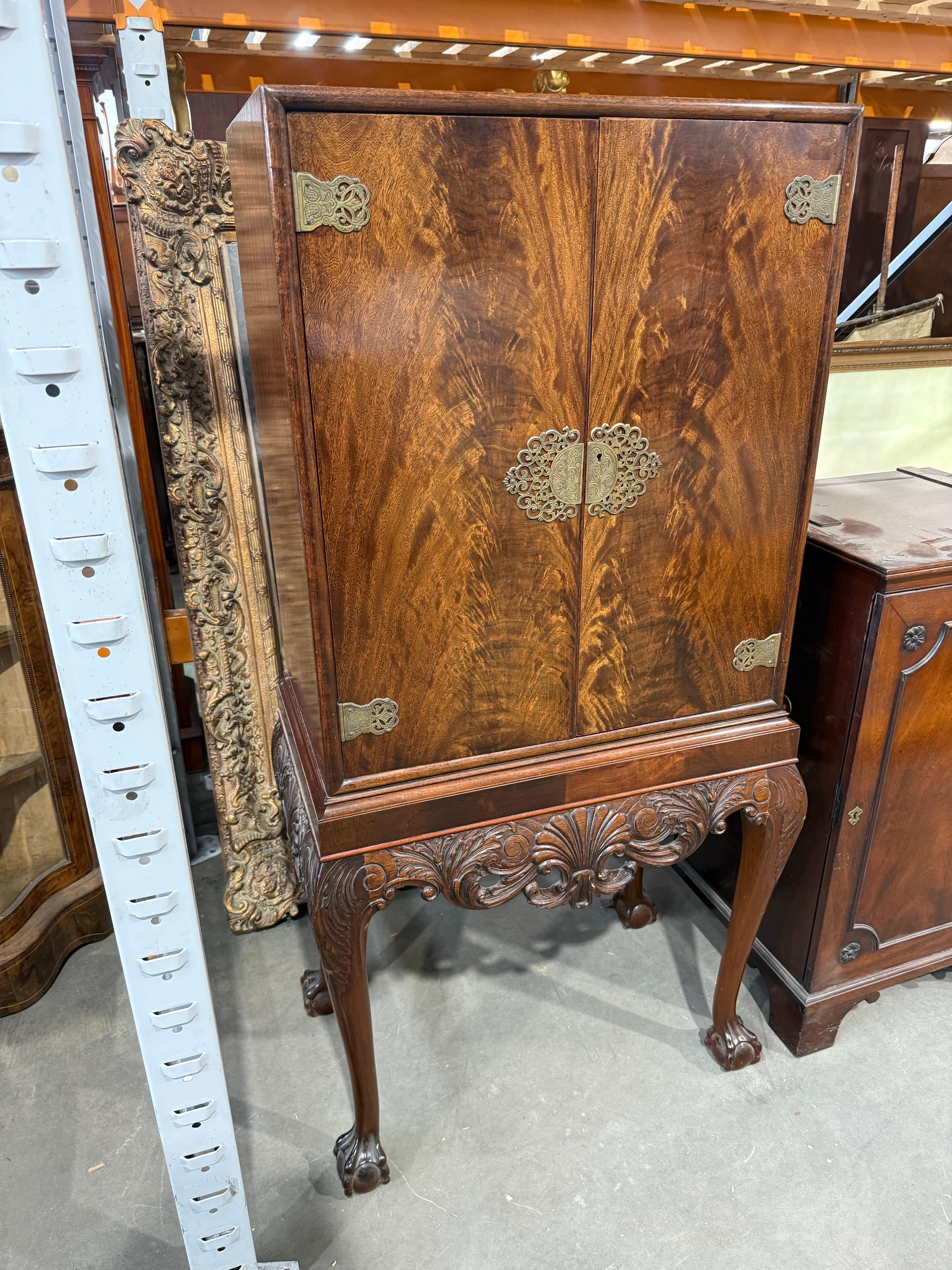 XX secolo Vetrinetta Chippendale Revival di Gold Feather Products in vendita