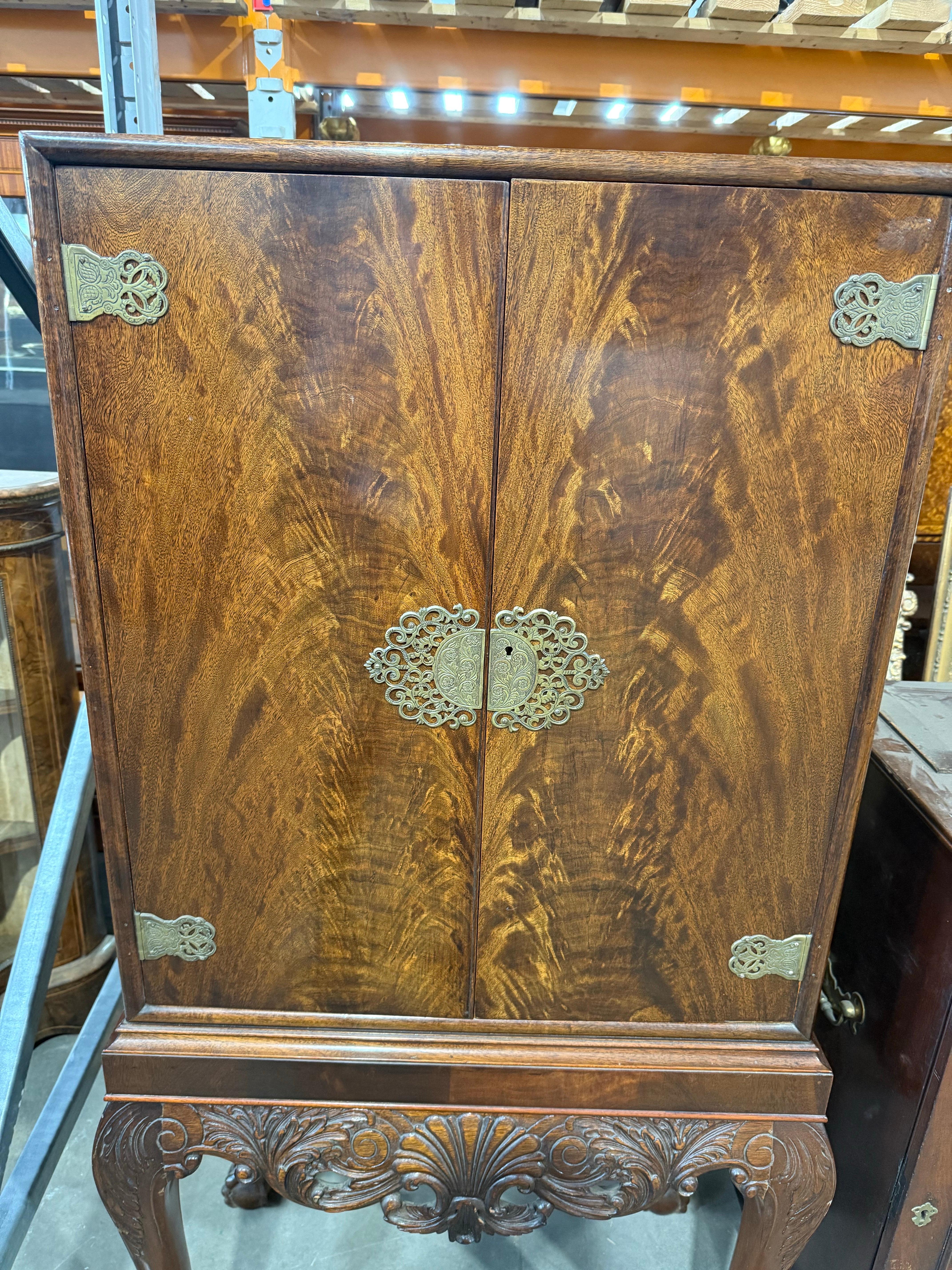 Legno Vetrinetta Chippendale Revival di Gold Feather Products in vendita