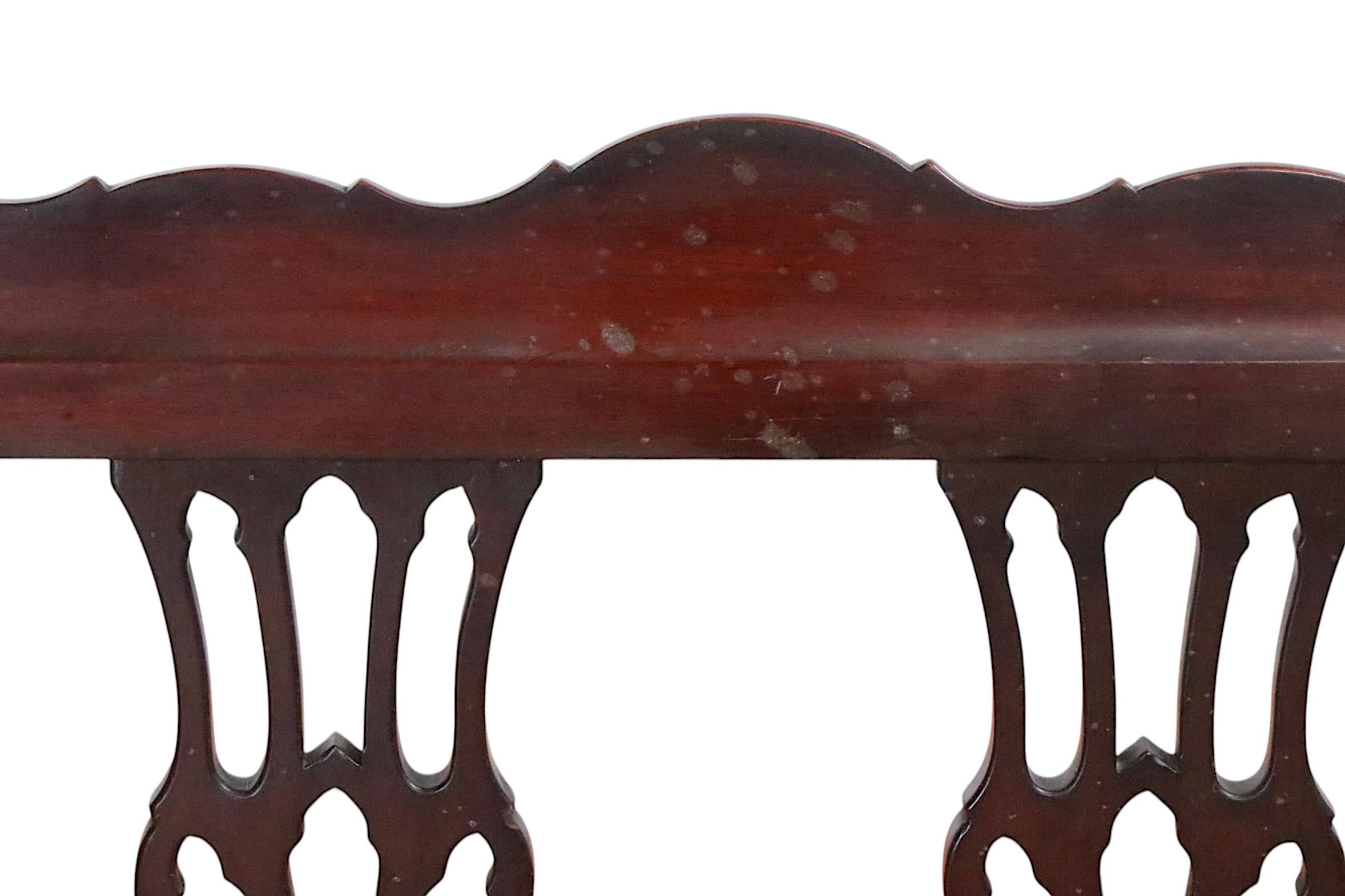 Causeuse Chippendale Revive en acajou et bois sculpté  A.I.C. C 1920/40 en vente 4