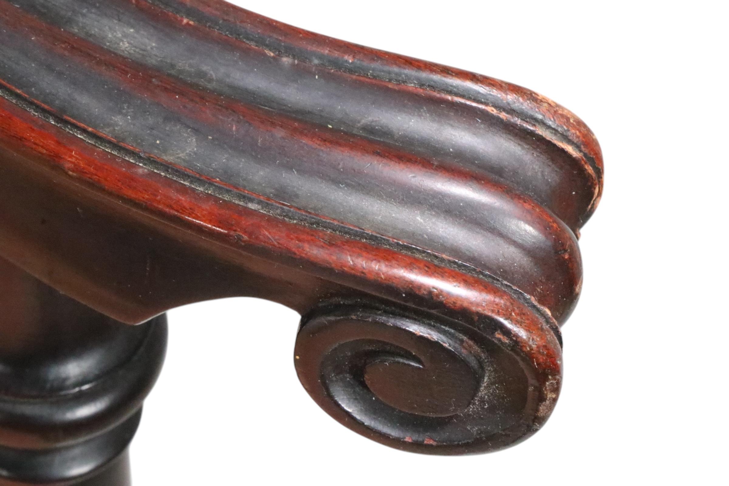 Causeuse Chippendale Revive en acajou et bois sculpté  A.I.C. C 1920/40 en vente 10