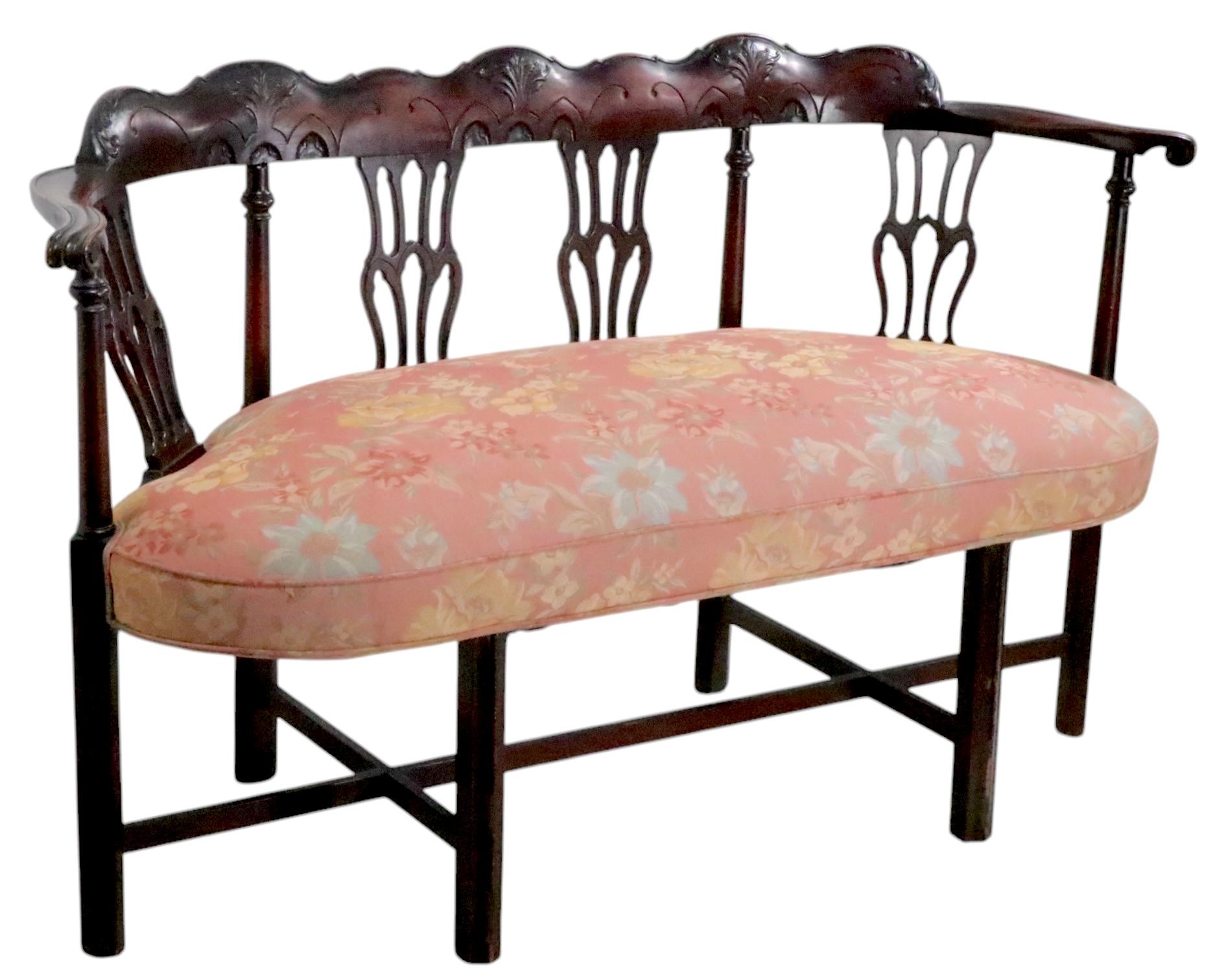 Américain Causeuse Chippendale Revive en acajou et bois sculpté  A.I.C. C 1920/40 en vente