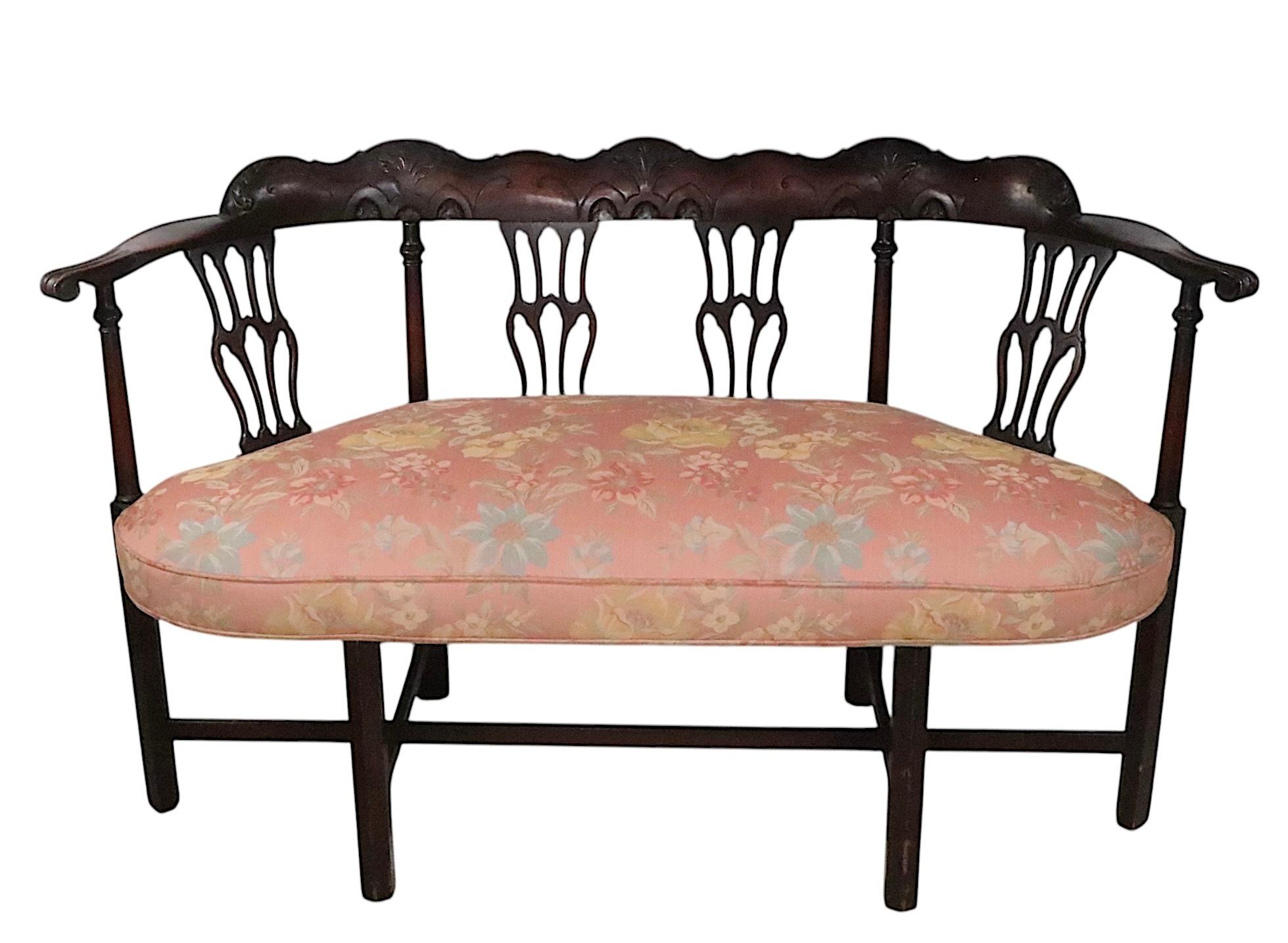 Causeuse Chippendale Revive en acajou et bois sculpté  A.I.C. C 1920/40 Bon état - En vente à New York, NY