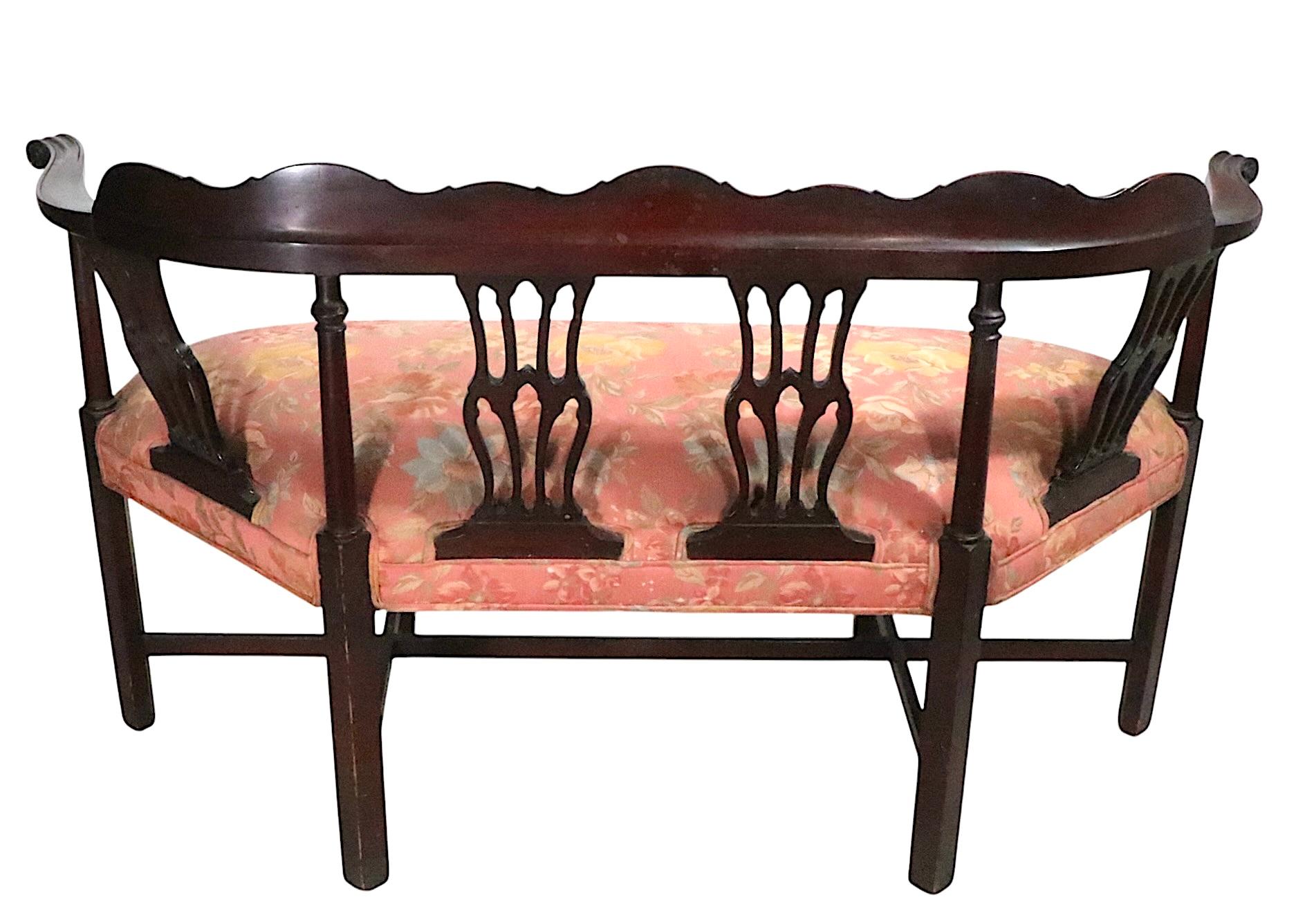 20ième siècle Causeuse Chippendale Revive en acajou et bois sculpté  A.I.C. C 1920/40 en vente