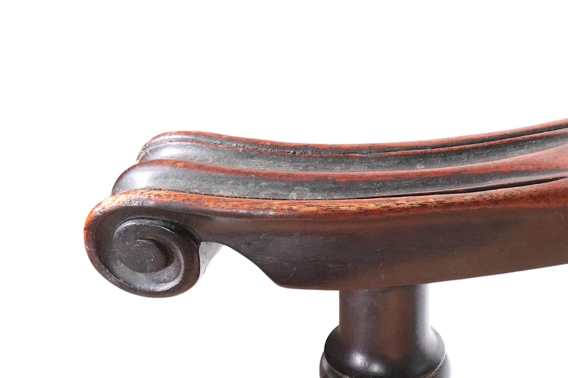 Damas Causeuse Chippendale Revive en acajou et bois sculpté  A.I.C. C 1920/40 en vente