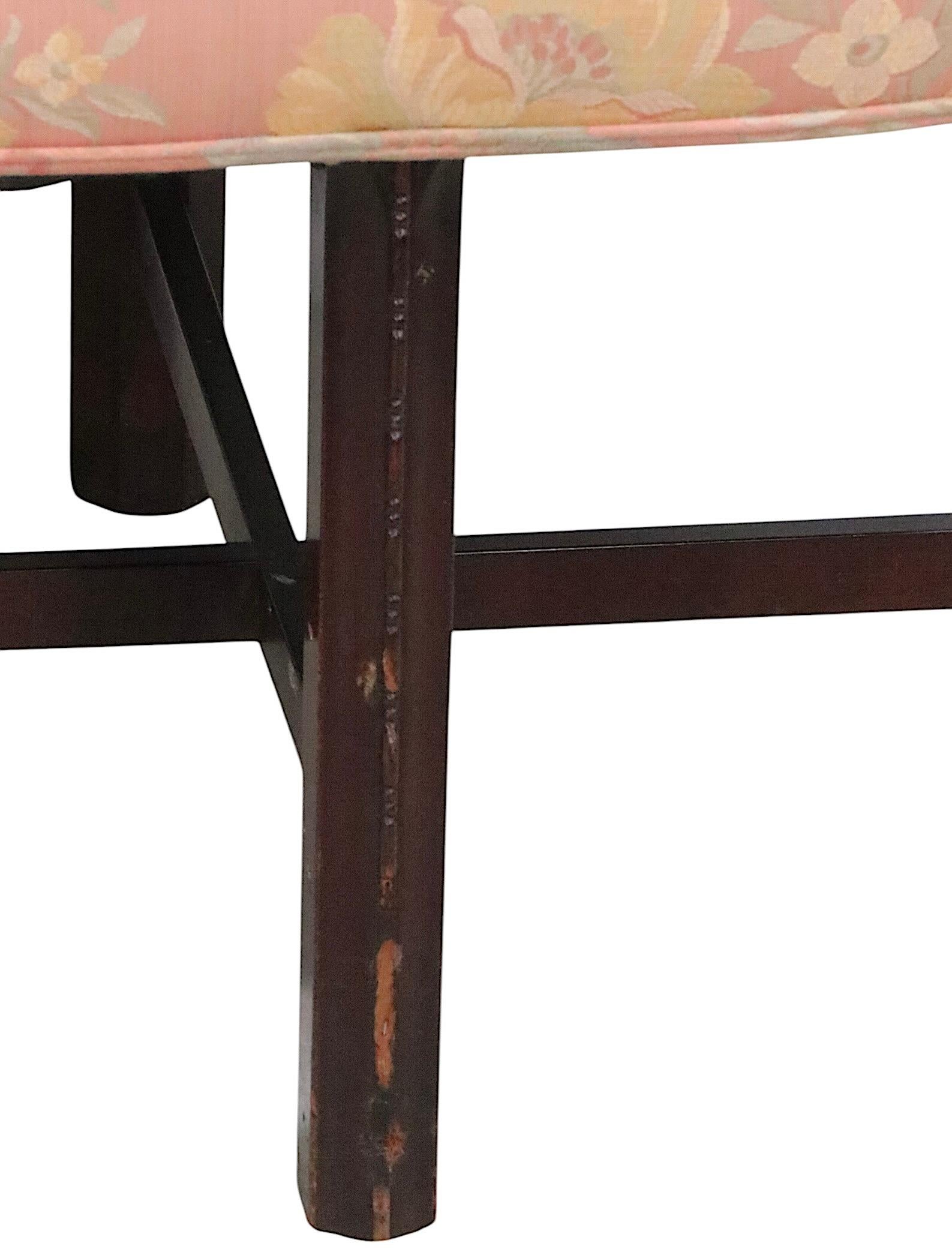 Causeuse Chippendale Revive en acajou et bois sculpté  A.I.C. C 1920/40 en vente 1