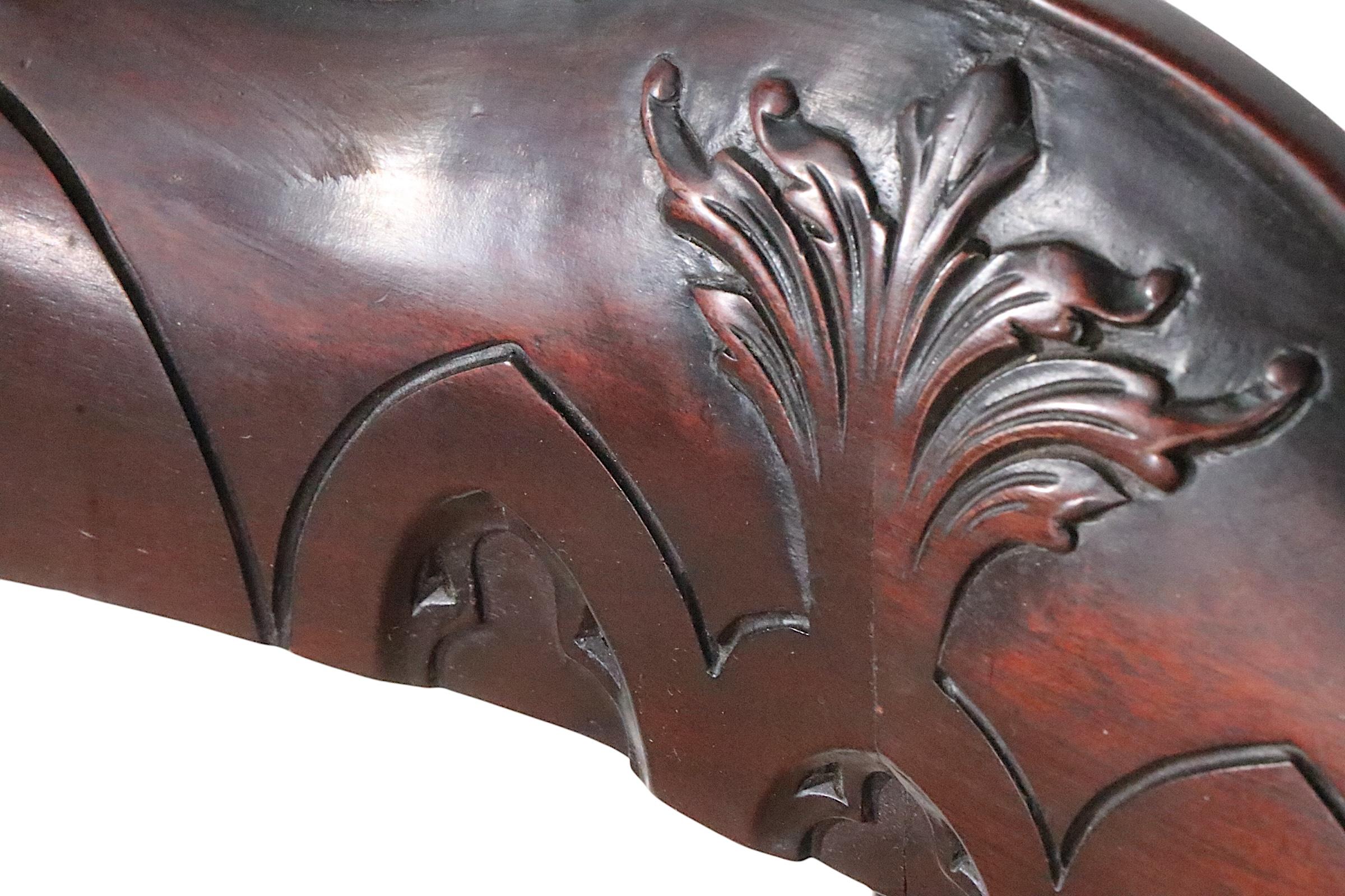 Causeuse Chippendale Revive en acajou et bois sculpté  A.I.C. C 1920/40 en vente 2