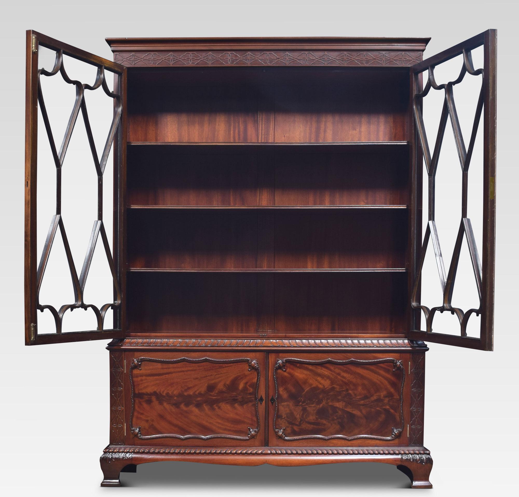 Mahagoni Bücherregal im Chippendale-Revival-Stil (Britisch)