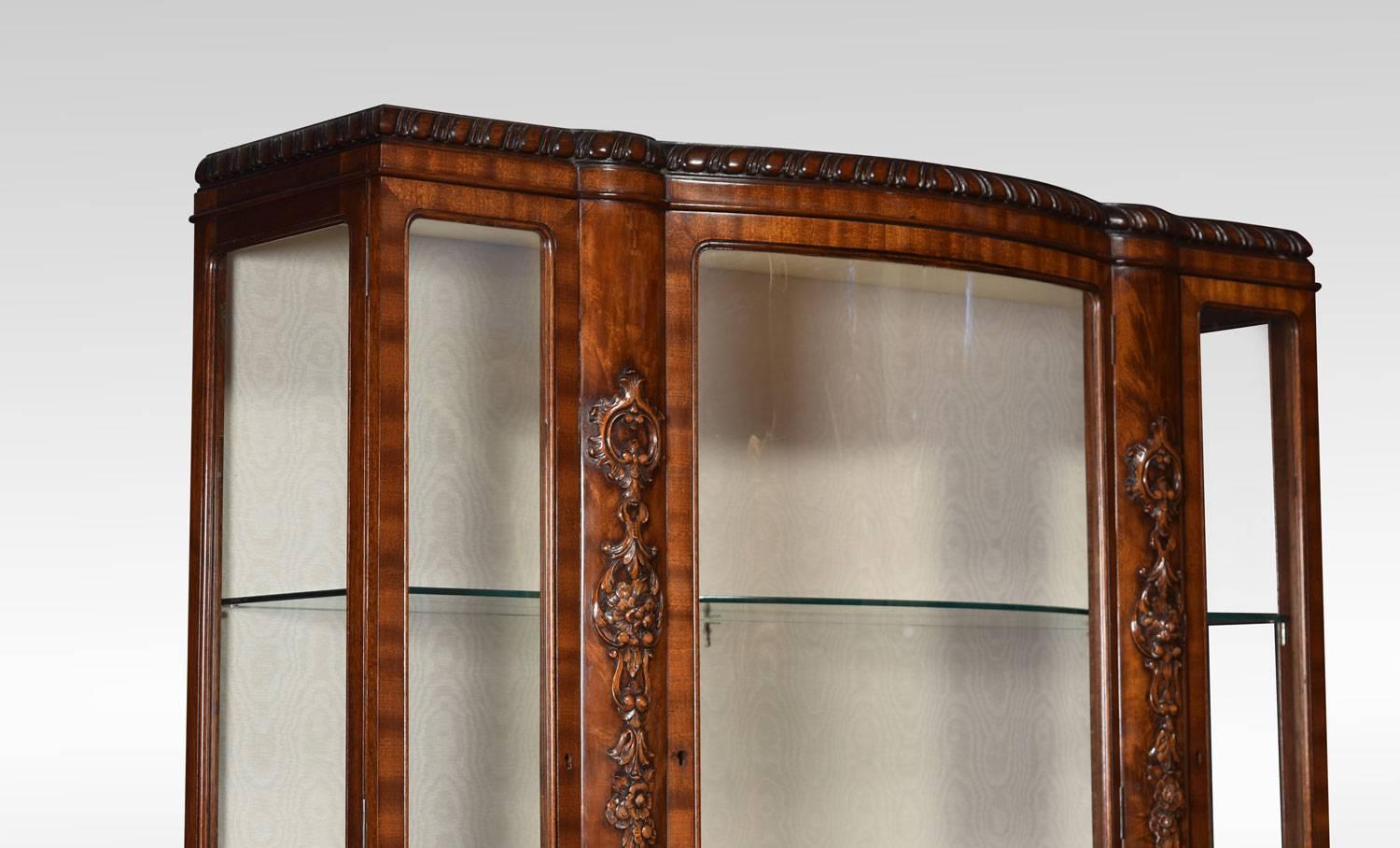 Chippendale Revival Mahogany Bow Fronted Display Cabinet In Good Condition In Cheshire, GB