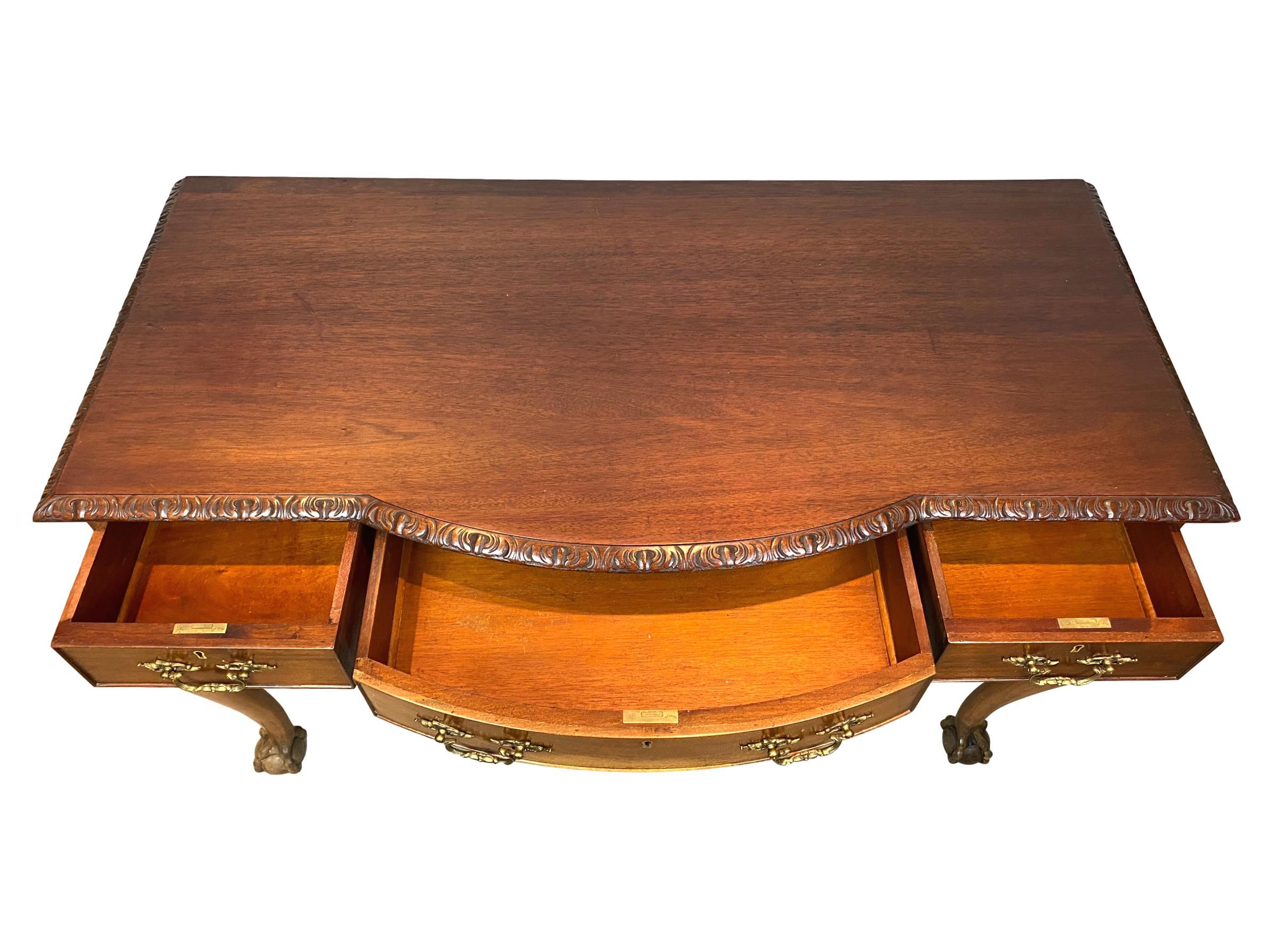 Console à trois tiroirs en acajou de style néo- Chippendale, anglaise, vers 1880 Bon état - En vente à Banner Elk, NC