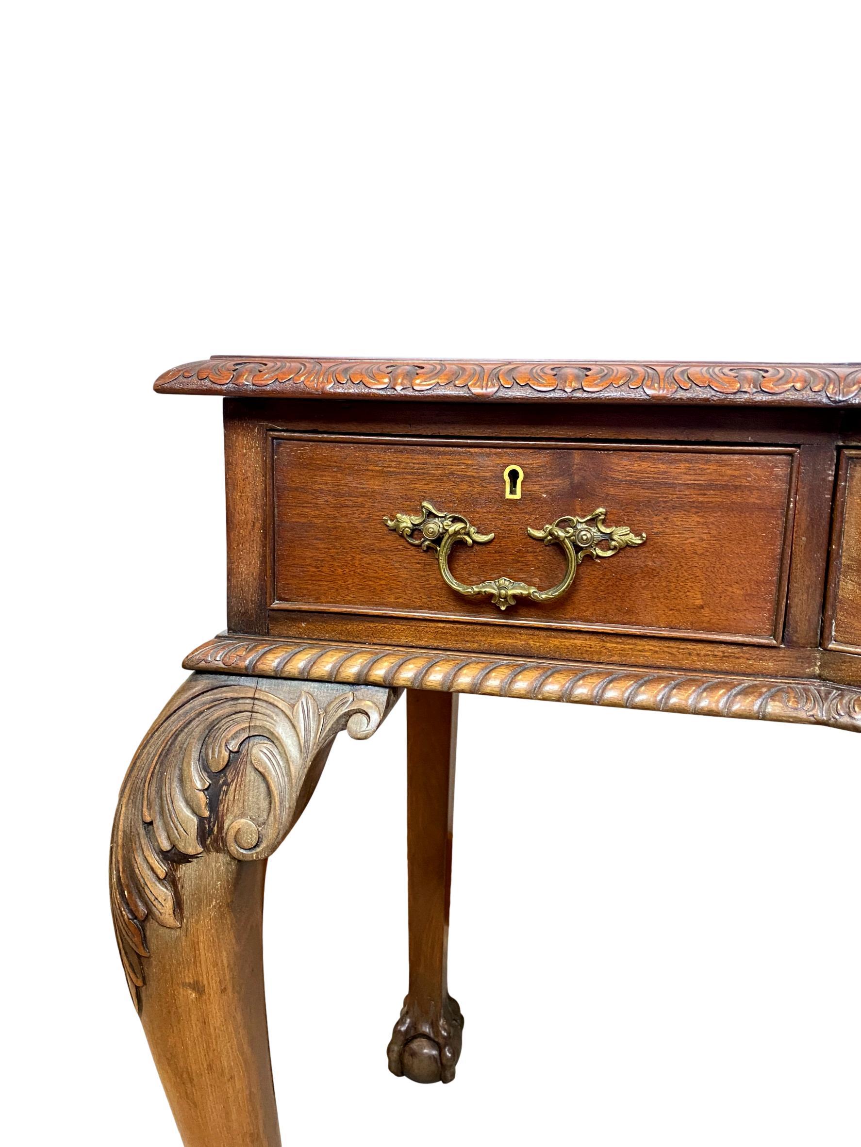 Acajou Console à trois tiroirs en acajou de style néo- Chippendale, anglaise, vers 1880 en vente