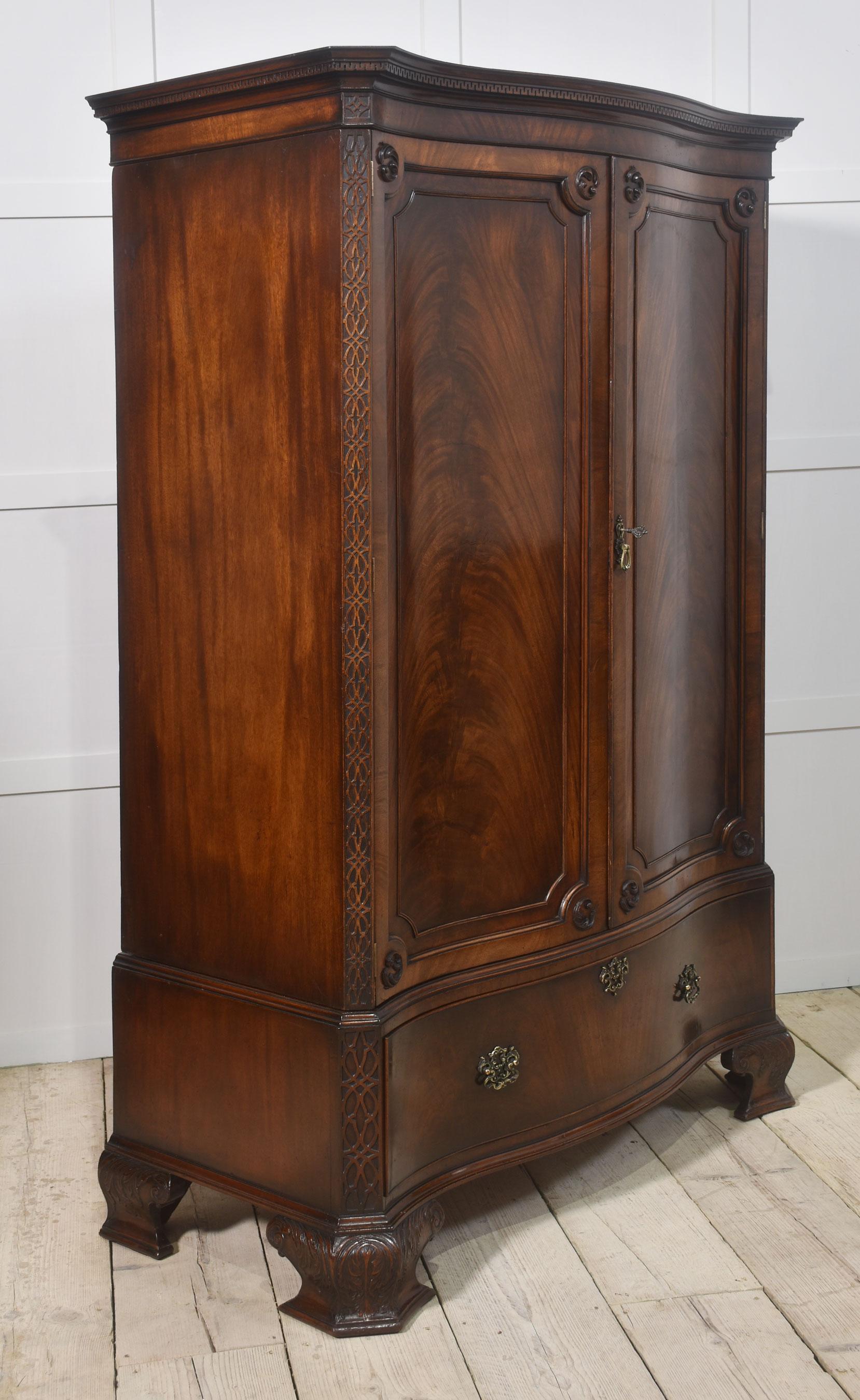 Armadio in mogano Chippendale revival in vendita 4