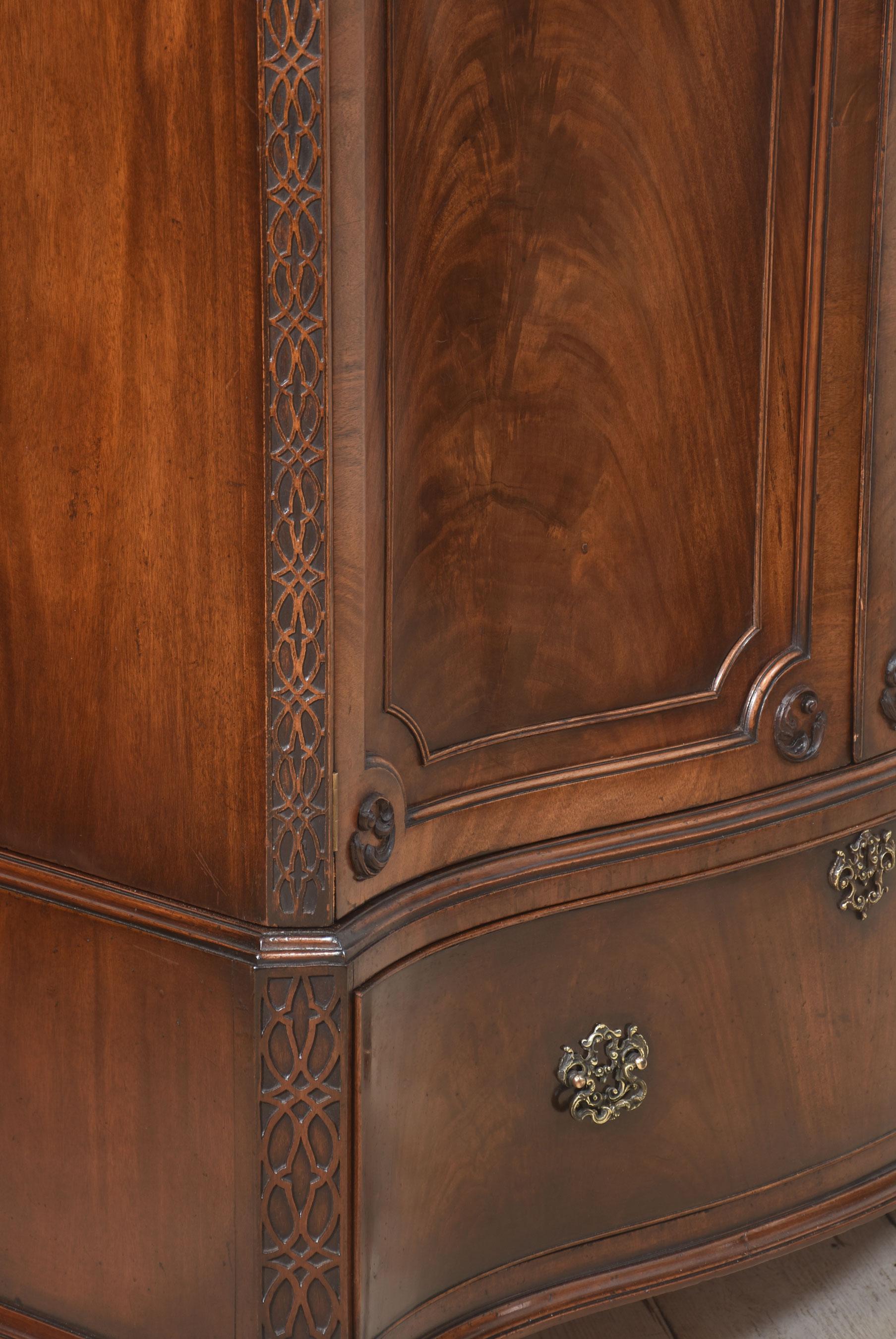 Armadio in mogano Chippendale revival in vendita 5