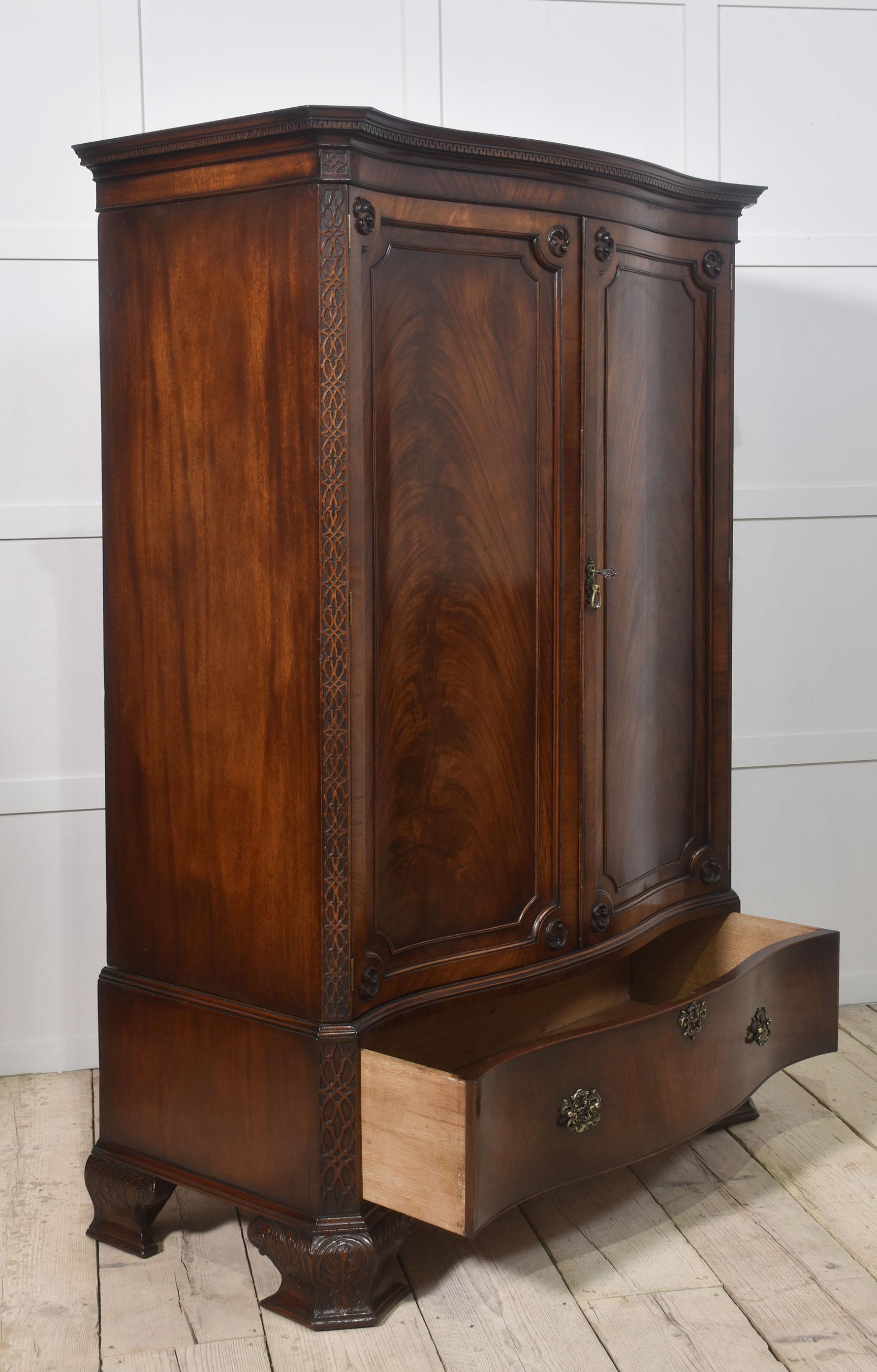 Armadio in mogano Chippendale revival in vendita 6