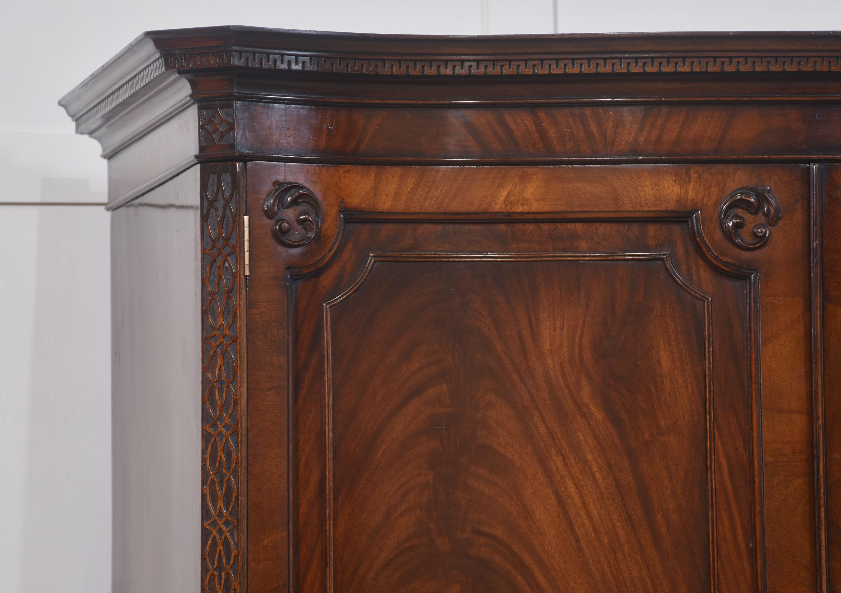 Armadio in mogano Chippendale revival In condizioni buone in vendita a Cheshire, GB