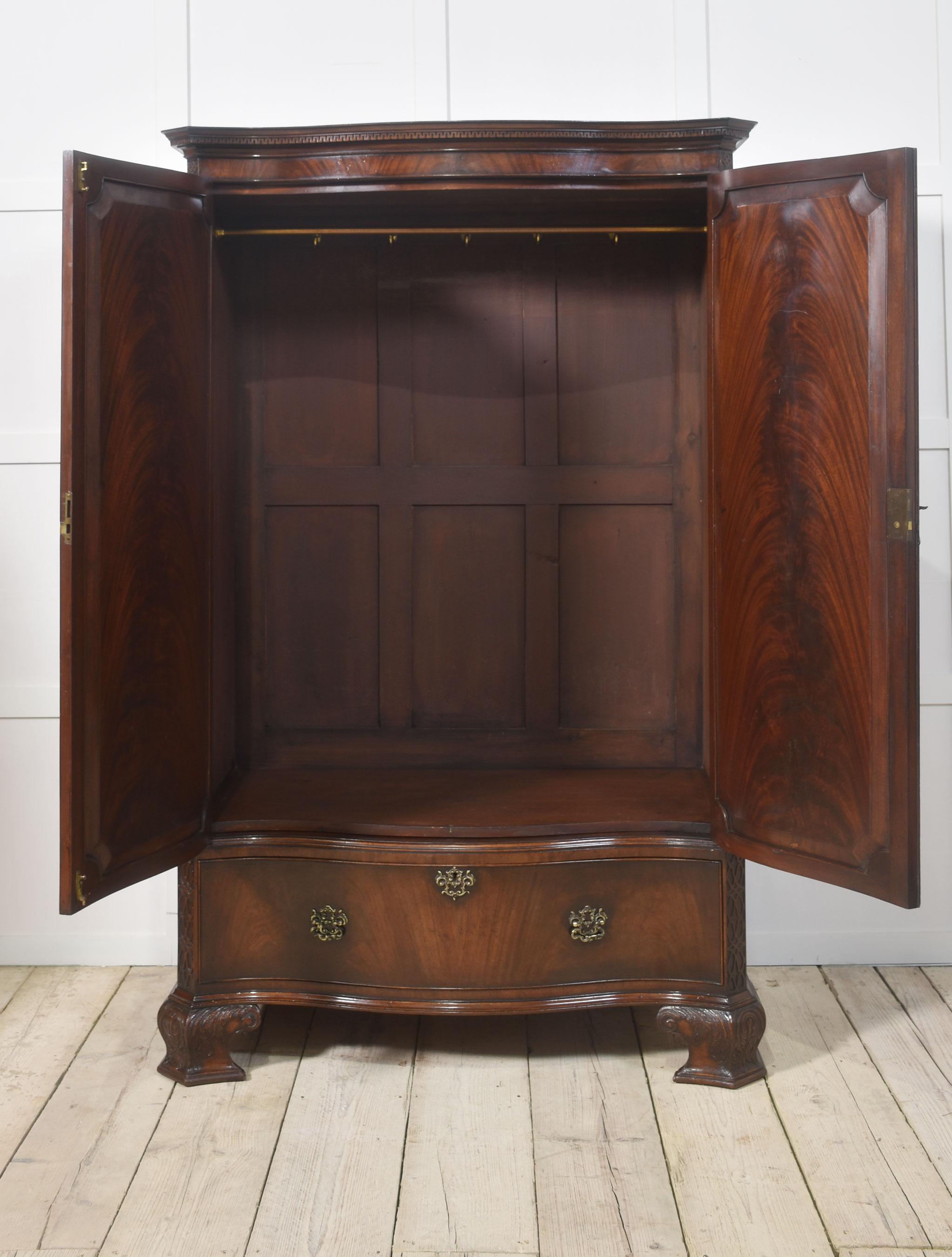 XX secolo Armadio in mogano Chippendale revival in vendita