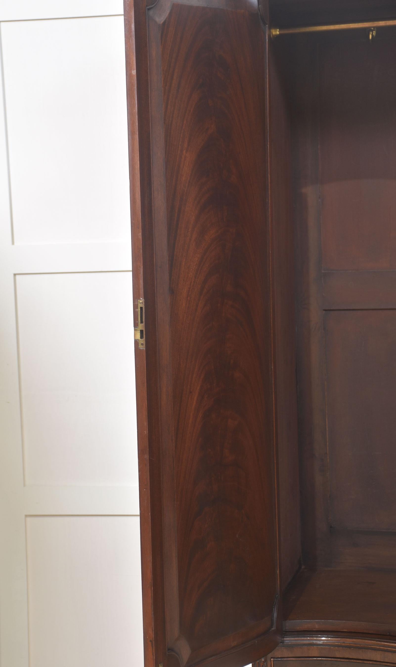 Legno Armadio in mogano Chippendale revival in vendita