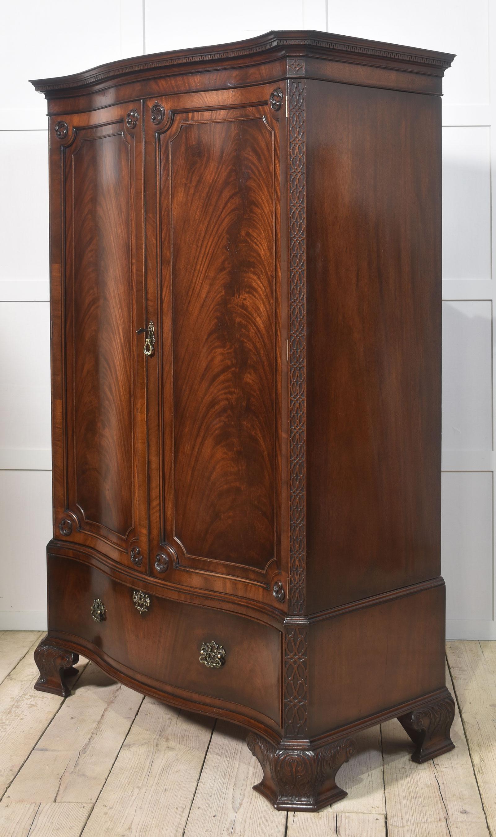 Armadio in mogano Chippendale revival in vendita 1