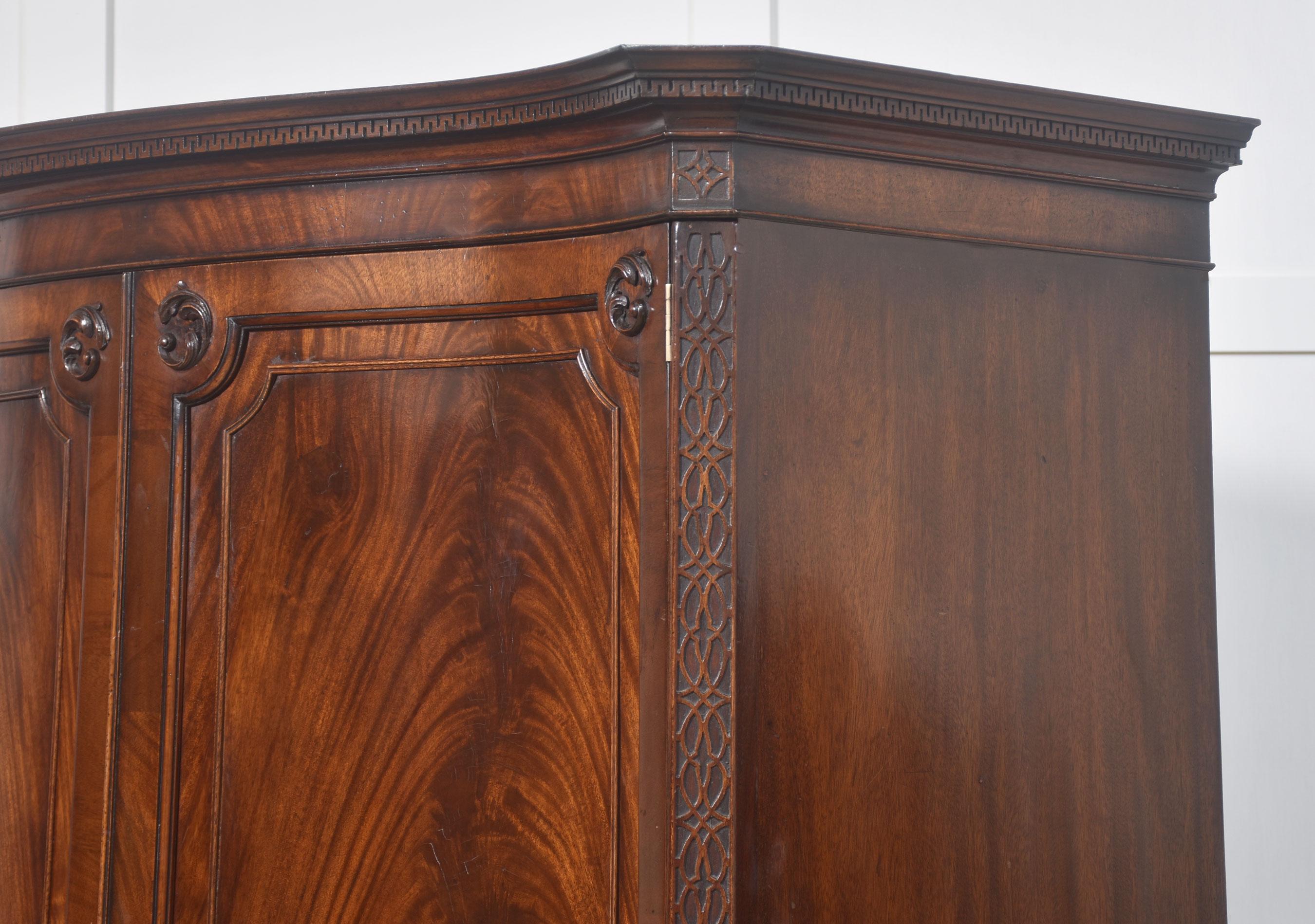 Armadio in mogano Chippendale revival in vendita 2