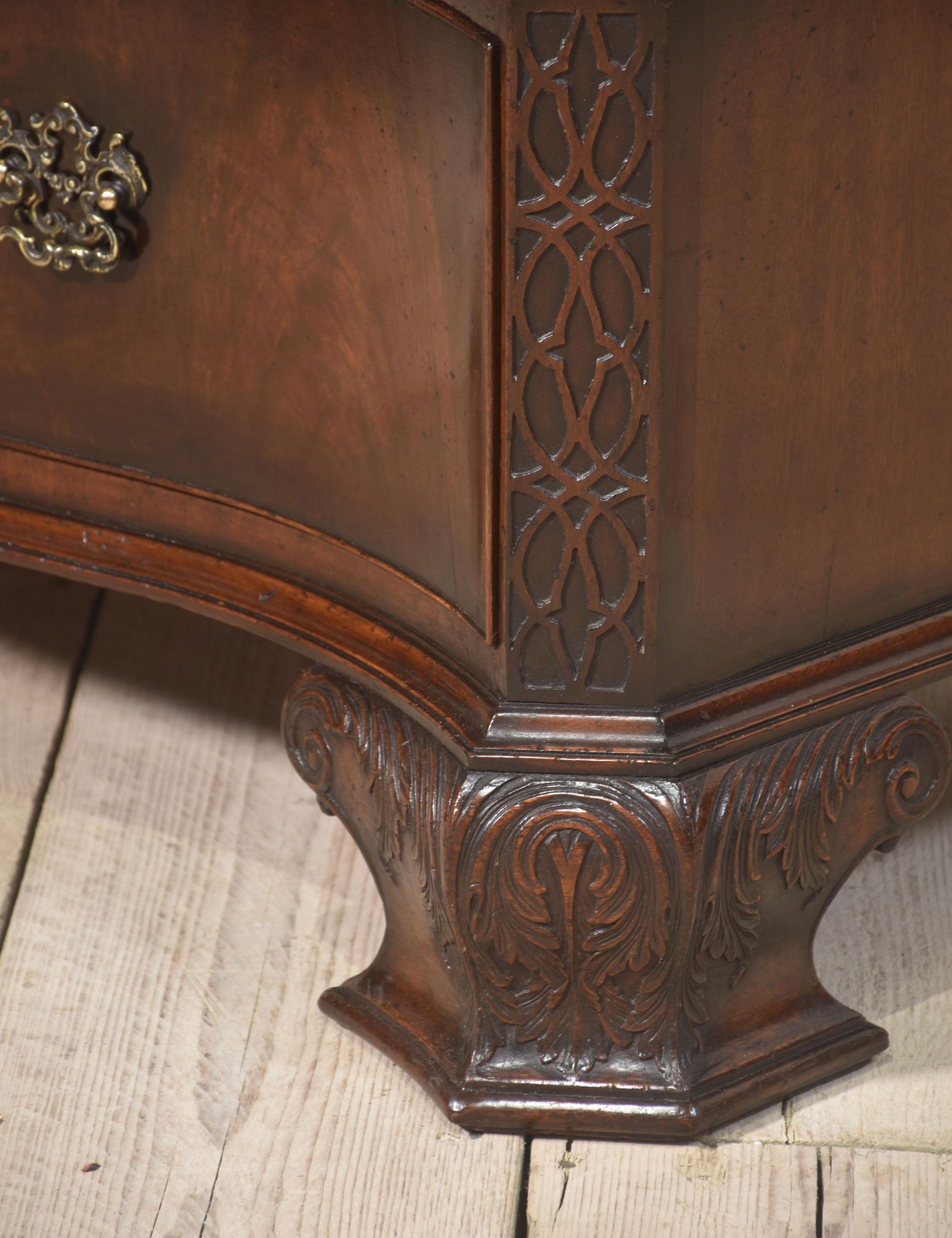 Armadio in mogano Chippendale revival in vendita 3