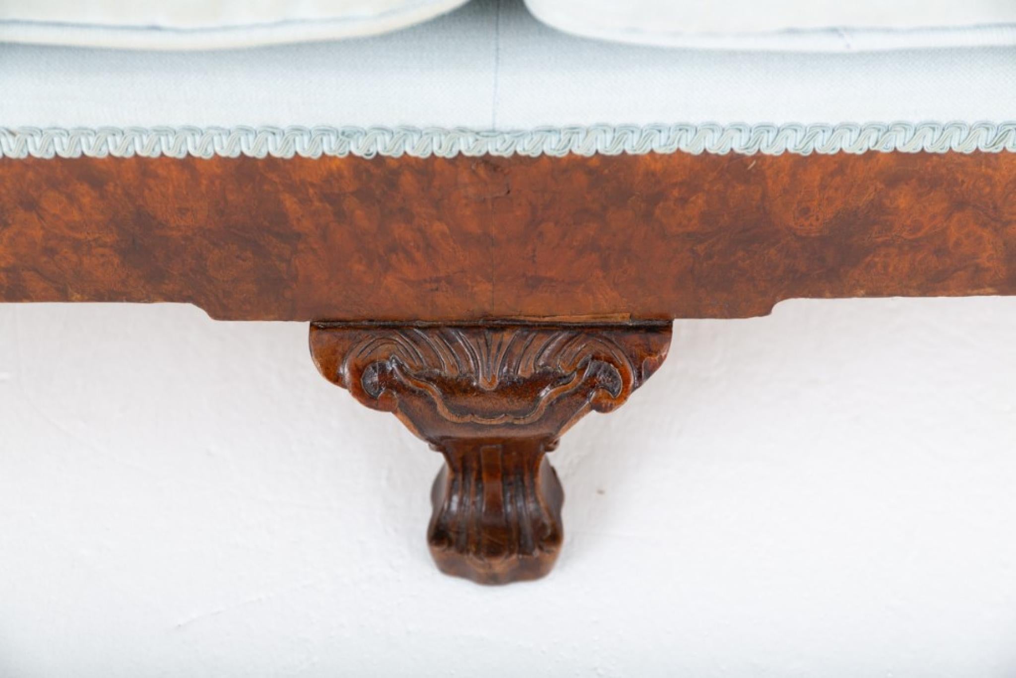 Divano in noce in stile Chippendale
Circa 1900
Questo divano è sollevato da piedi intagliati e sagomati con un fregio in radica di noce.
Il divano è dotato di cuscini sciolti, braccioli sagomati e schienale sagomato.
Presentato in buone