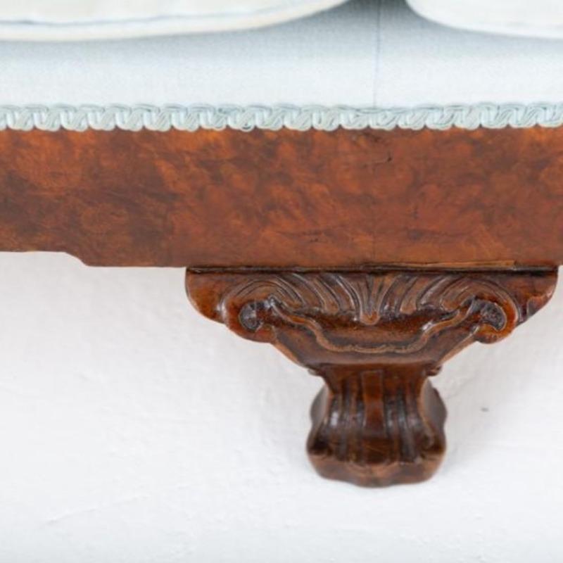 Divano Chippendale Revival in legno di noce In condizioni buone in vendita a Potters Bar, GB