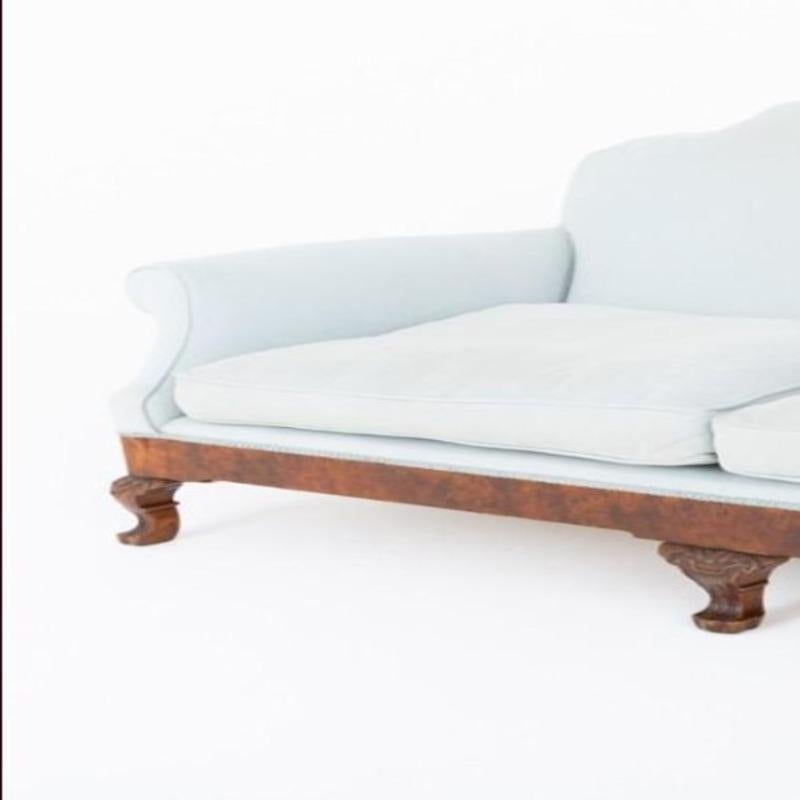 Inizio XX secolo Divano Chippendale Revival in legno di noce in vendita