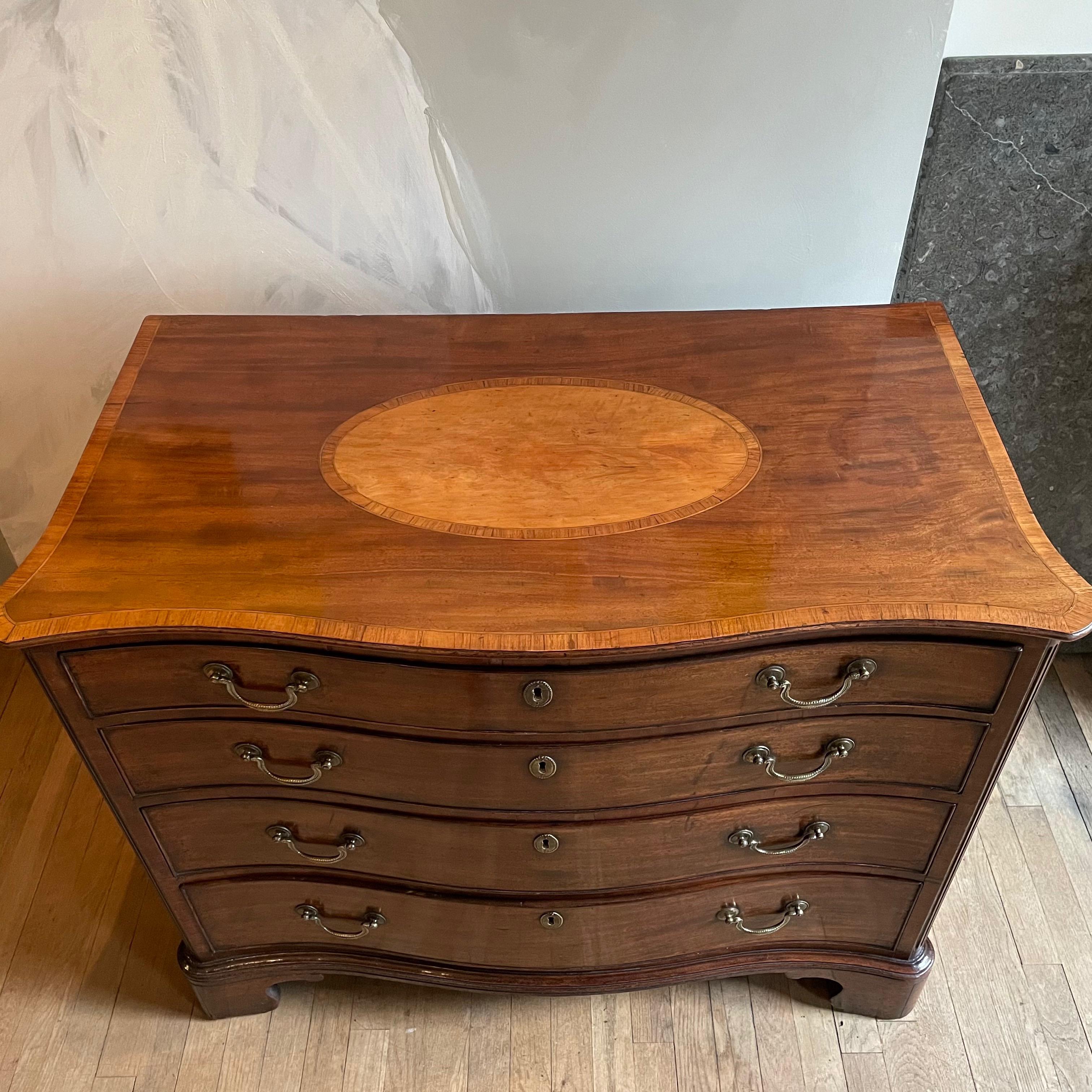 Chippendale Satinwood & Tulipwood Inlaid Mahogany Serpentine Chest of Drawers In Good Condition In New York, NY
