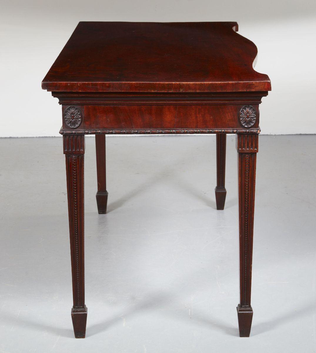Chippendale Serving Table In Good Condition For Sale In Greenwich, CT