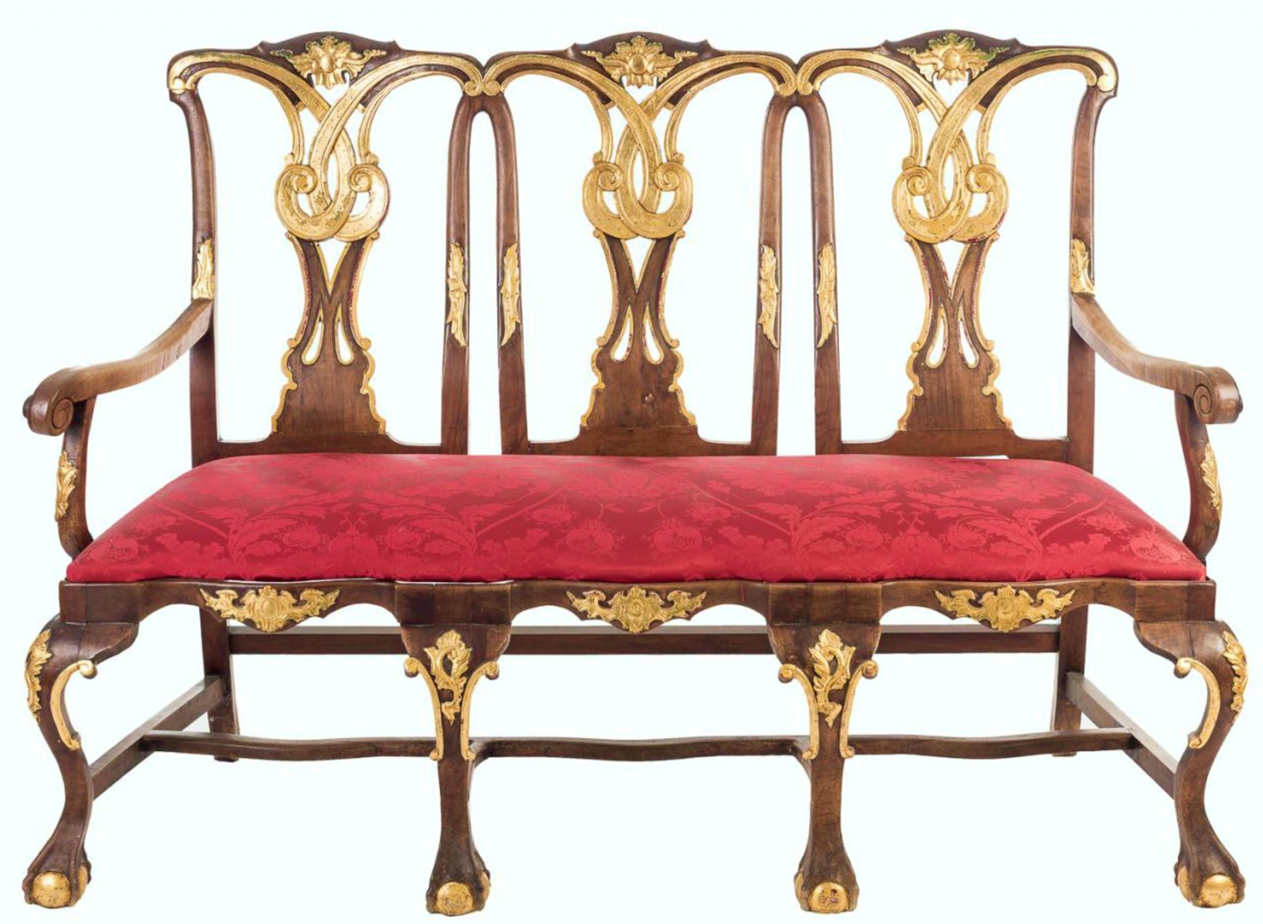 Set consisting of sofa, two armchairs and eight Chippendale chairs
in walnut with carved decoration of vegetal motifs and golden back.
Openwork shovels and cabriolet legs topped in 