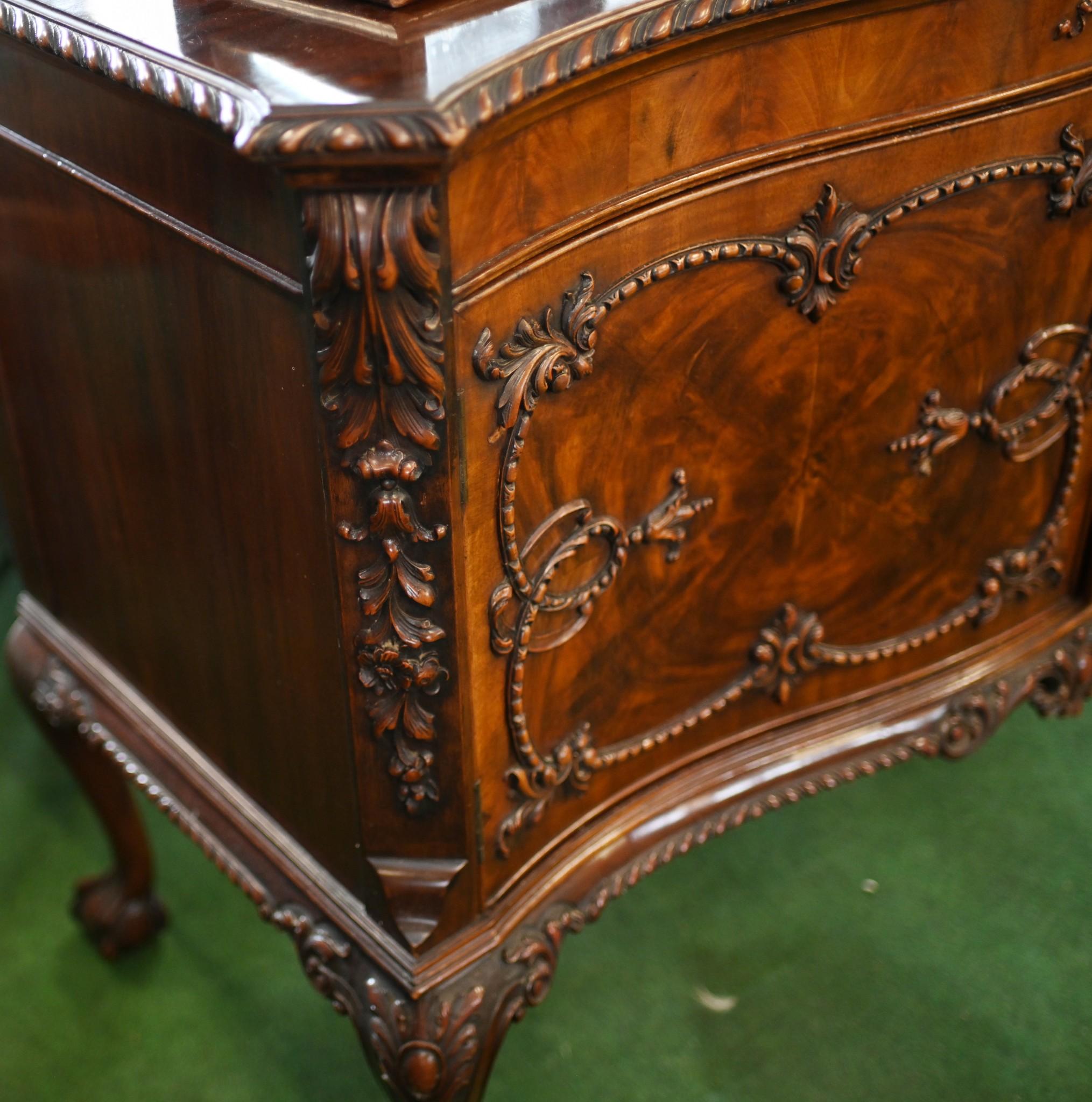 Meraviglioso mobile laterale inglese in mogano di Chippendale
Presenta il marchio di fabbrica Chippendale con piedini a sfera e artiglio
Disegni eleganti sulla porta e sui lati con motivi floreali e rosette.
Grande patina del mogano
Il mobile si