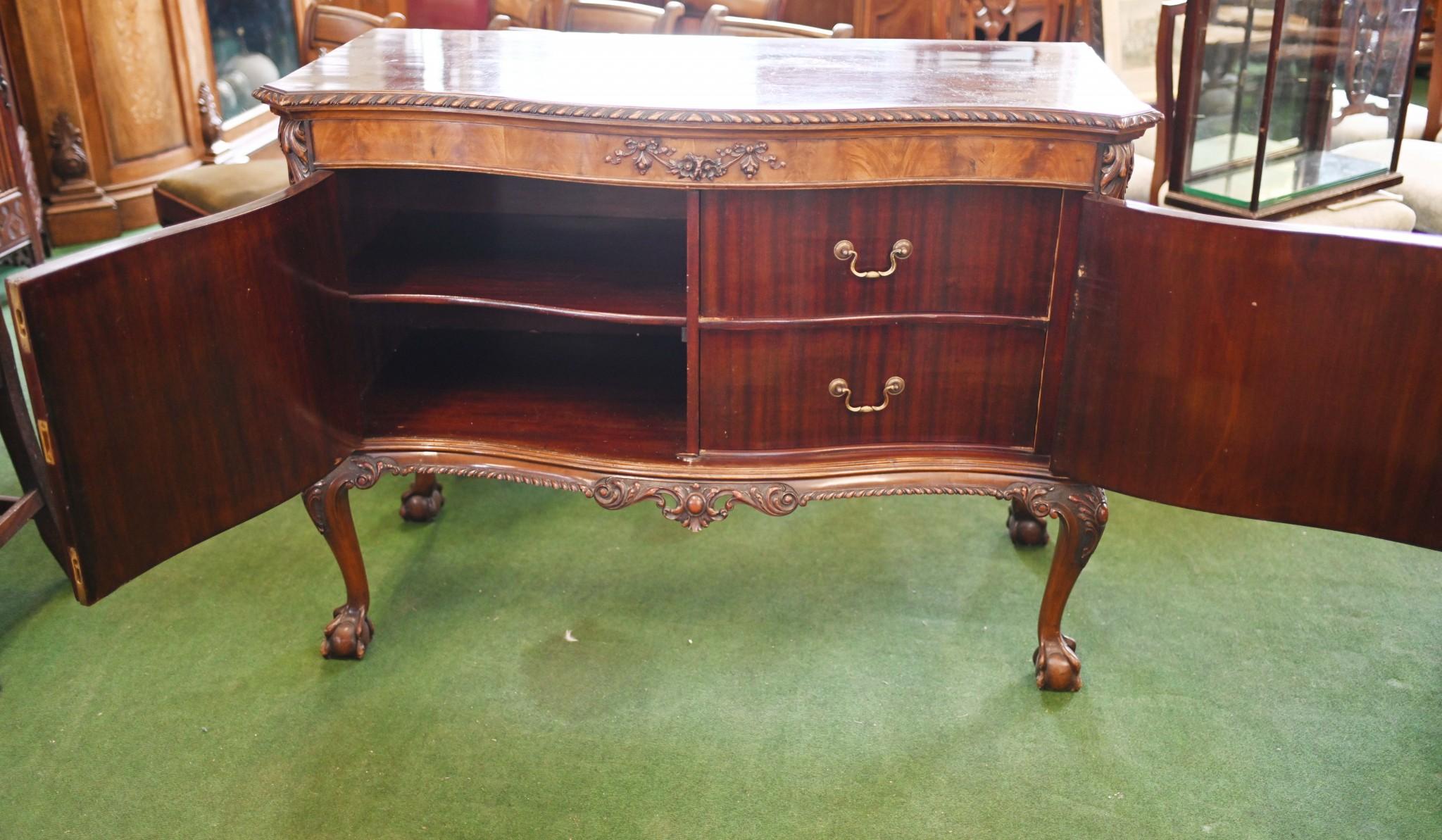 Mobiletto Chippendale in mogano con piedini a sfera e a zampa d'asino in vendita 3