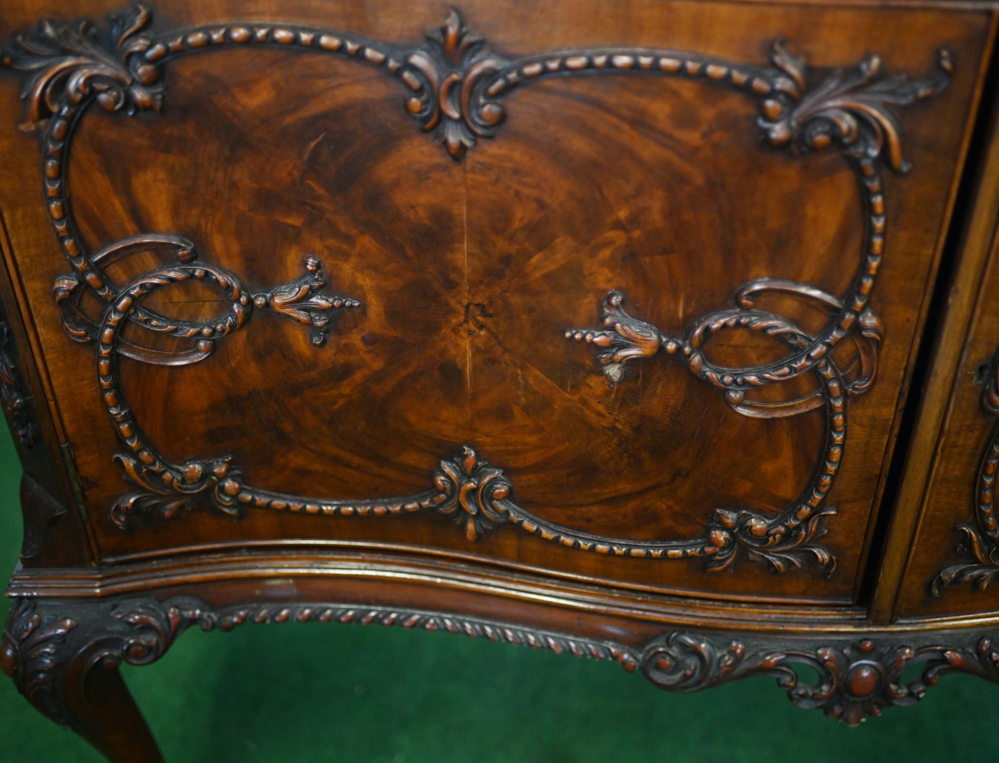 Mobiletto Chippendale in mogano con piedini a sfera e a zampa d'asino in vendita 4