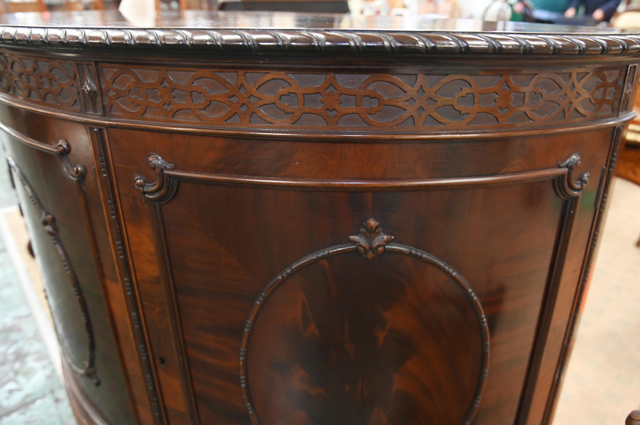 Armadio laterale demi lune di alta qualità in stile Chippendale
Top rifinito con bordi in crosta di torta
Grande patina di mogano
Terminazione con piedi a sfera e artiglio
Circa 1880
Comprato in una vendita privata a Mayfair, a Londra.
Spediamo in
