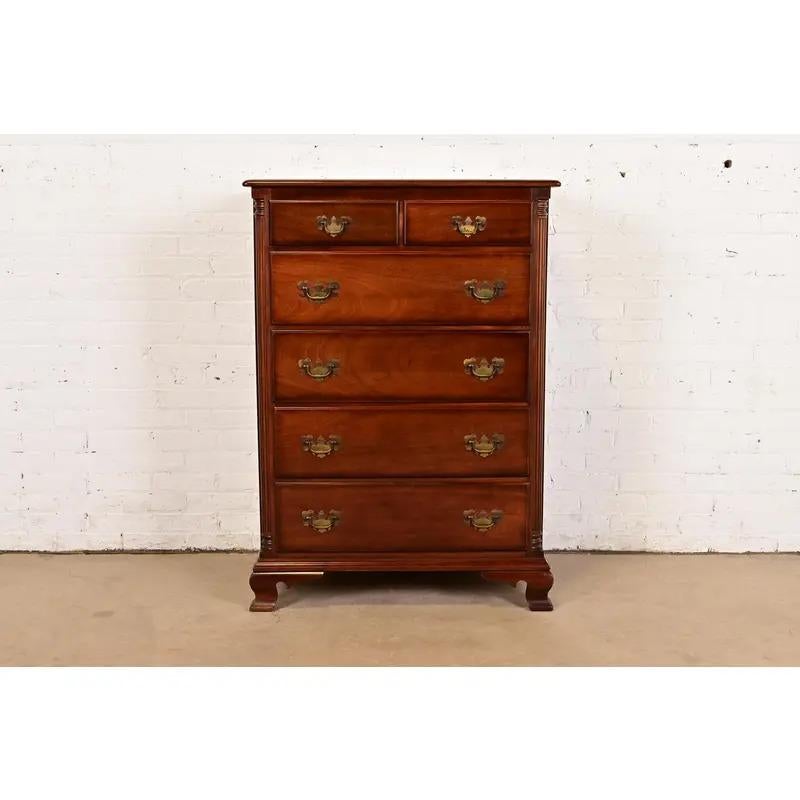 Eine prächtige Kommode mit sechs Schubladen im georgianischen oder Chippendale-Stil

Von Kling Furniture Co.

USA, ca. 1960er Jahre

Schönes geschnitztes massives Mahagoni, mit originalen Messingbeschlägen.

Maße: 33,13 
