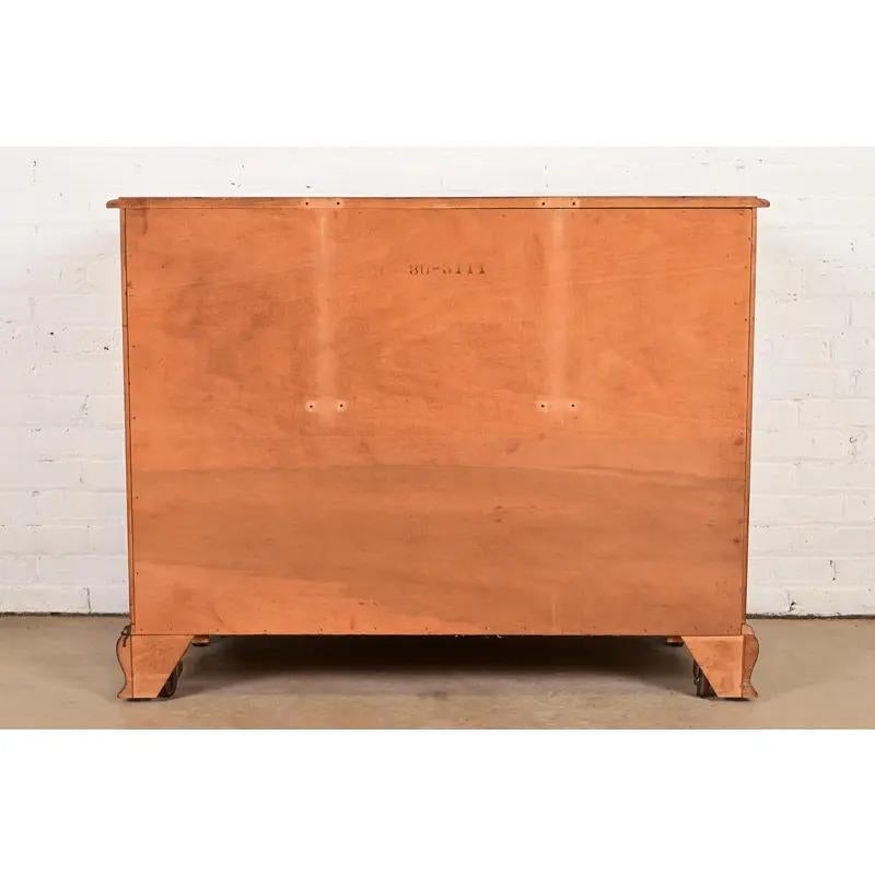 Comò o cassettiera in acero massiccio Chippendale di Kling, circa anni '60 in vendita 7