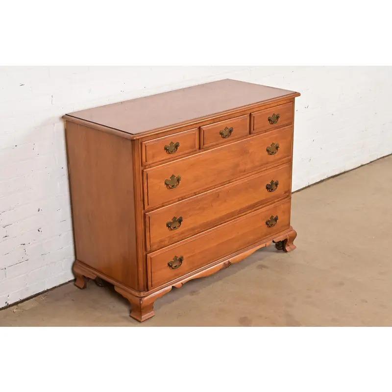 Comò o cassettiera in acero massiccio Chippendale di Kling, circa anni '60 In condizioni buone in vendita a South Bend, IN