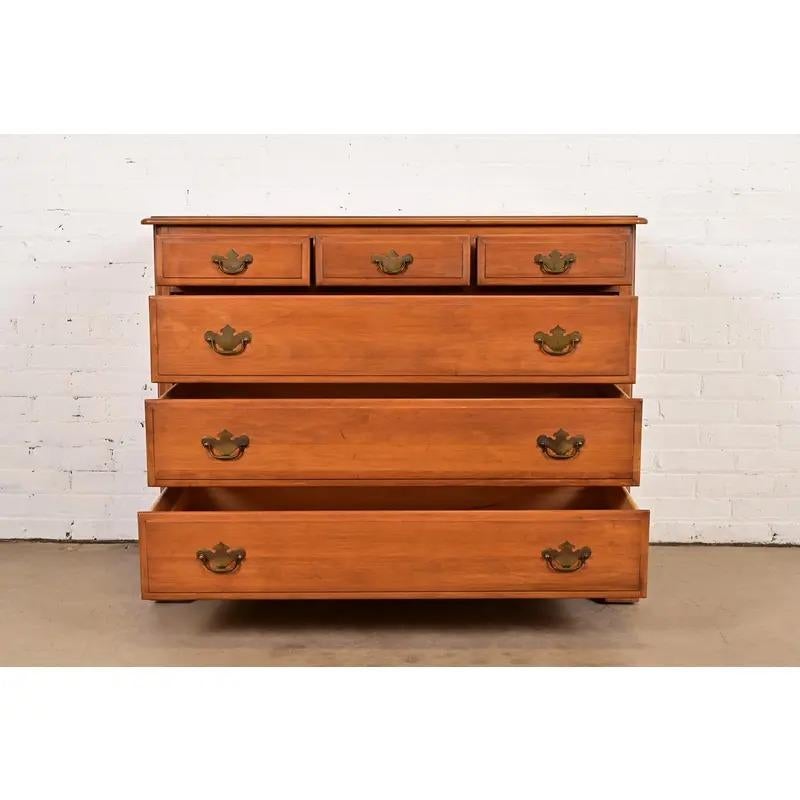 Metà XX secolo Comò o cassettiera in acero massiccio Chippendale di Kling, circa anni '60 in vendita