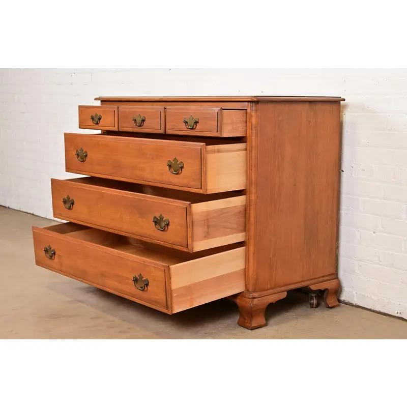 Ottone Comò o cassettiera in acero massiccio Chippendale di Kling, circa anni '60 in vendita