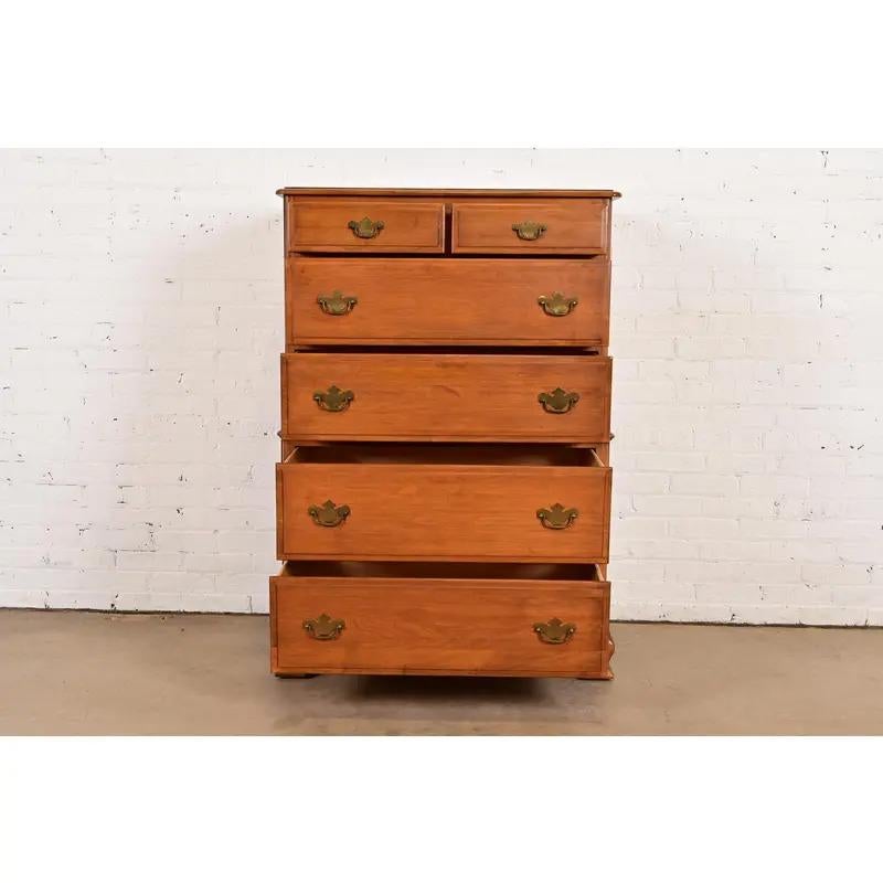 Comò Highboy in acero massiccio Chippendale di Kling, CIRCA 1960 In condizioni buone in vendita a South Bend, IN