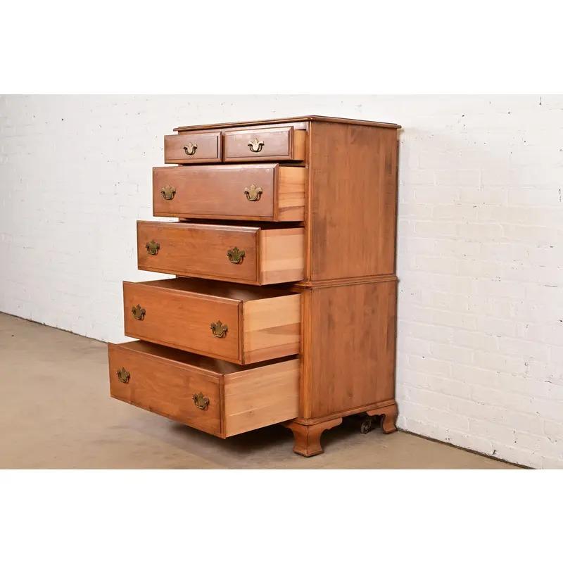 Metà XX secolo Comò Highboy in acero massiccio Chippendale di Kling, CIRCA 1960 in vendita