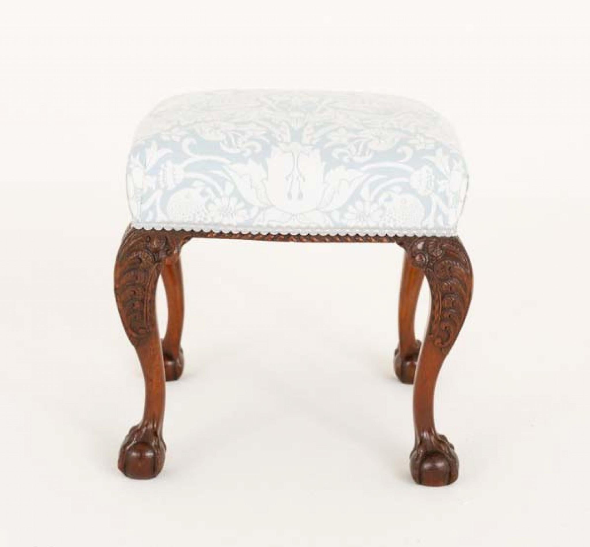 Sgabello in mogano in stile chippendale.
Circa 1880
Questo imponente sgabello poggia su gambe a cabriola con piedi a sfera e artiglio audacemente intagliati e foglie d'acanto intagliate sulle ginocchia.
Possiamo spedire in tutto il mondo, compresi